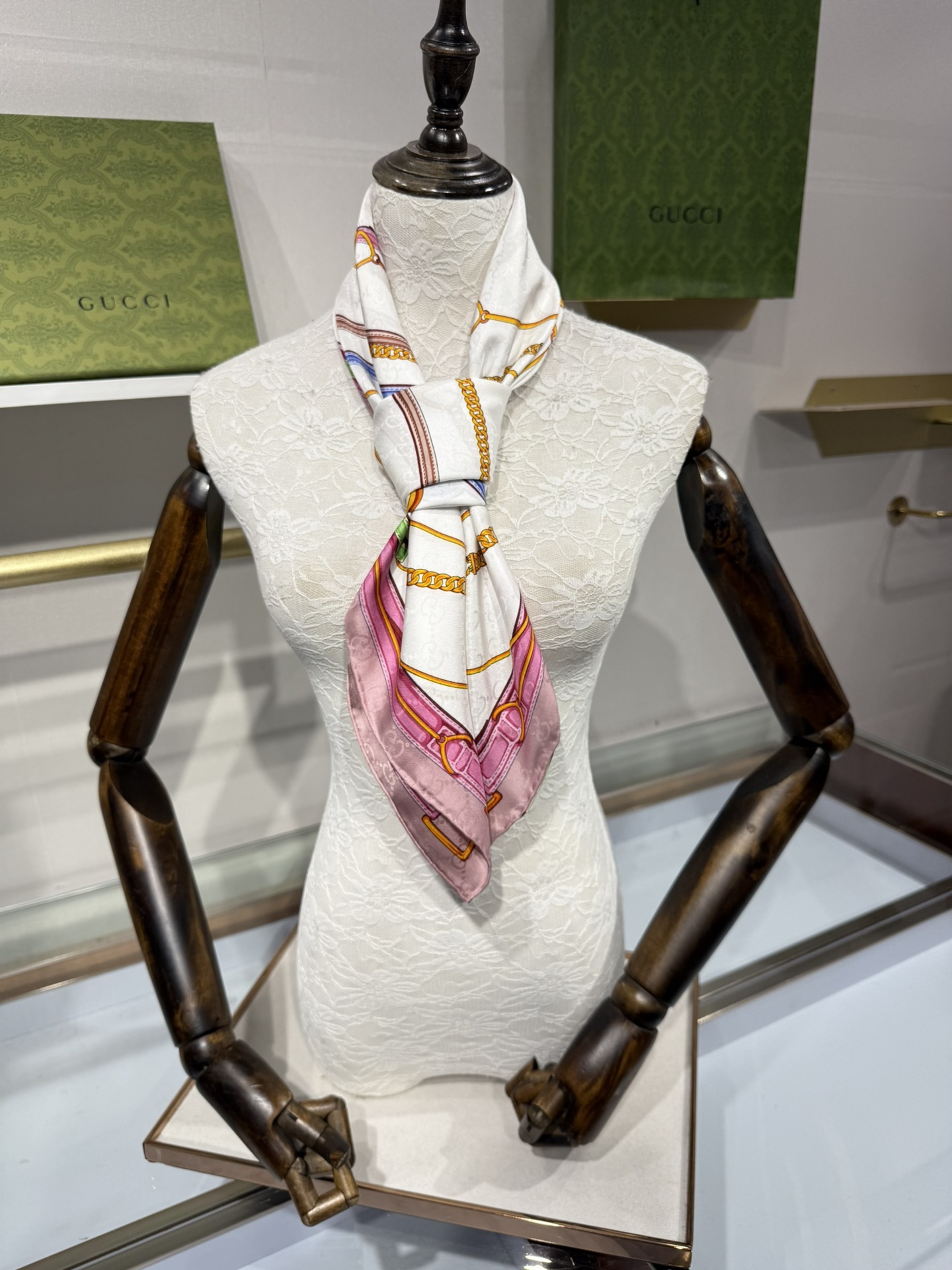 💟2025年古琦上新💞真丝提花面料!精简时髦,品质感很显好!好搭到上瘾的丝巾!带着不显山不露水的简约气质