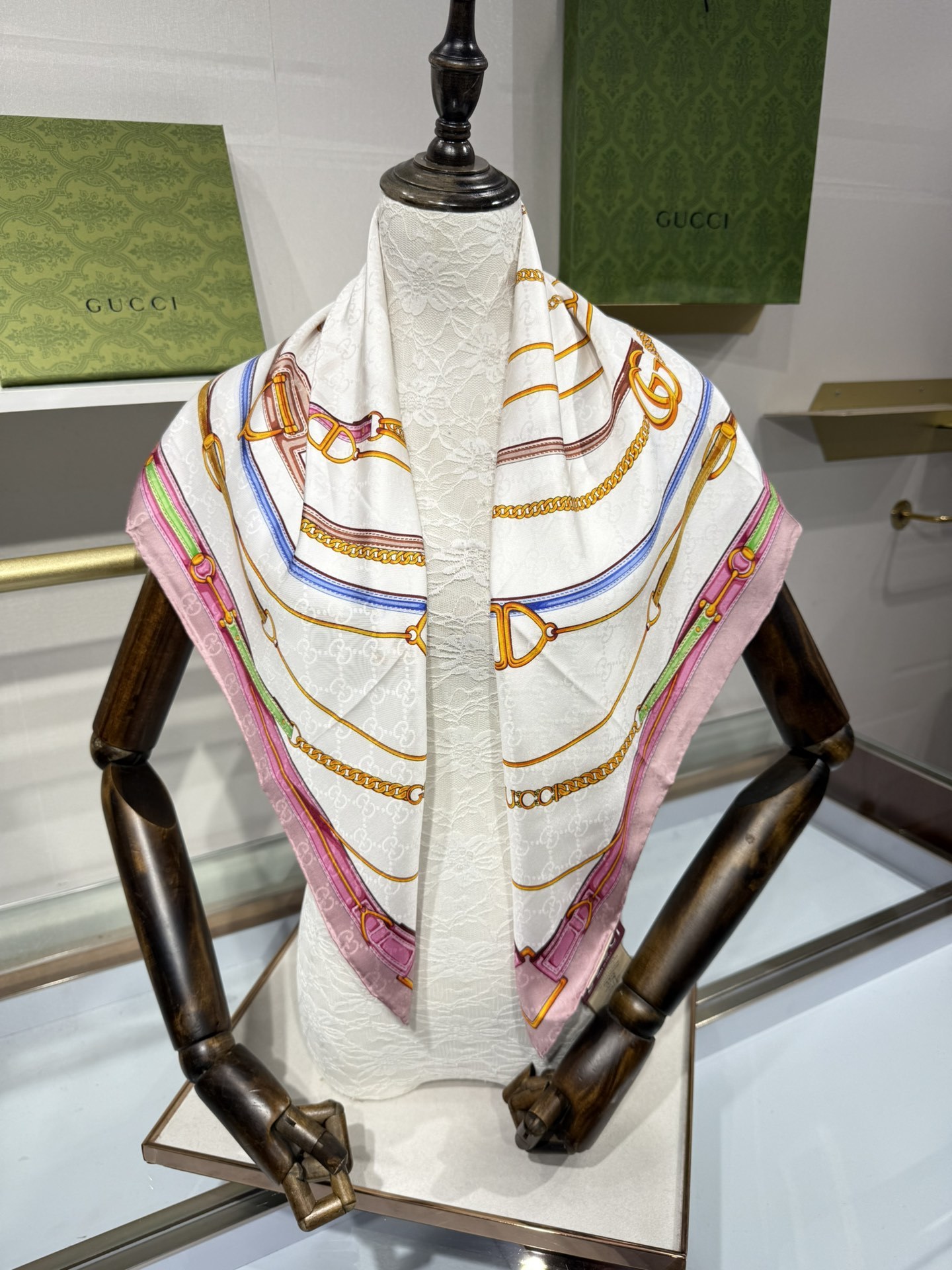 💟2025年古琦上新💞真丝提花面料!精简时髦,品质感很显好!好搭到上瘾的丝巾!带着不显山不露水的简约气质