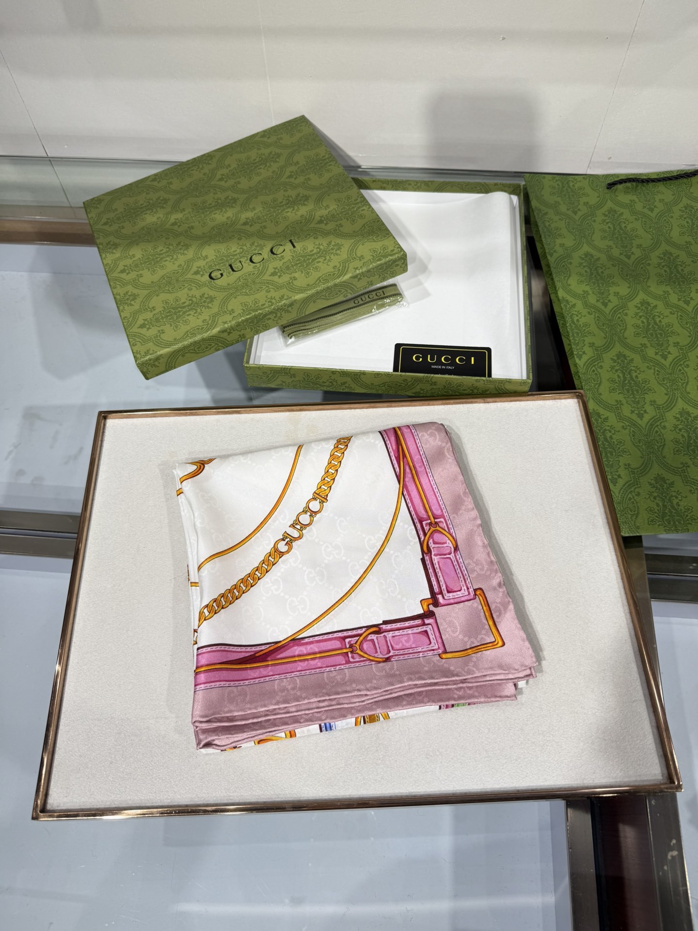 💟2025年古琦上新💞真丝提花面料!精简时髦,品质感很显好!好搭到上瘾的丝巾!带着不显山不露水的简约气质