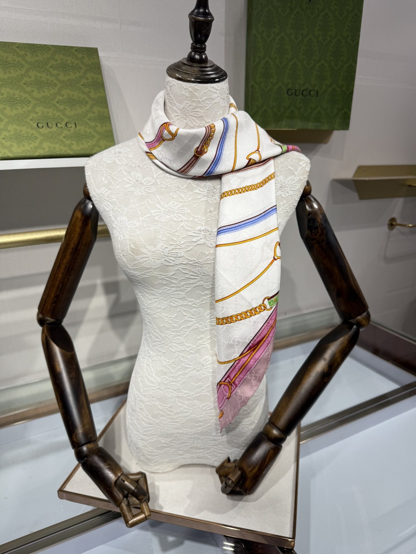 💟2025年古琦上新💞真丝提花面料!精简时髦,品质感很显好!好搭到上瘾的丝巾!带着不显山不露水的简约气质