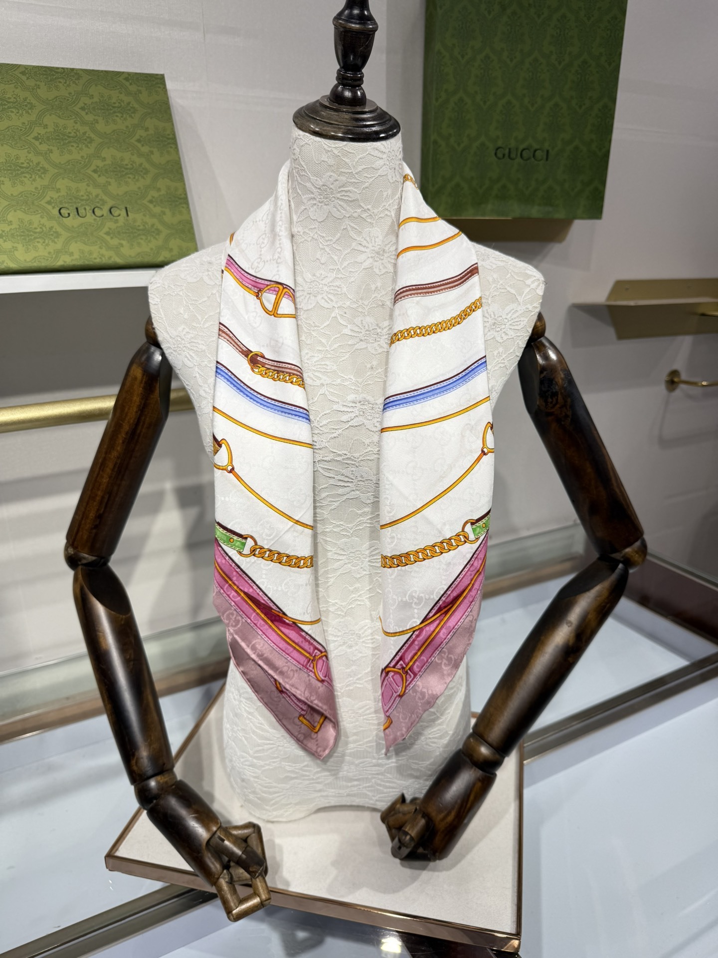 💟2025年古琦上新💞真丝提花面料!精简时髦,品质感很显好!好搭到上瘾的丝巾!带着不显山不露水的简约气质