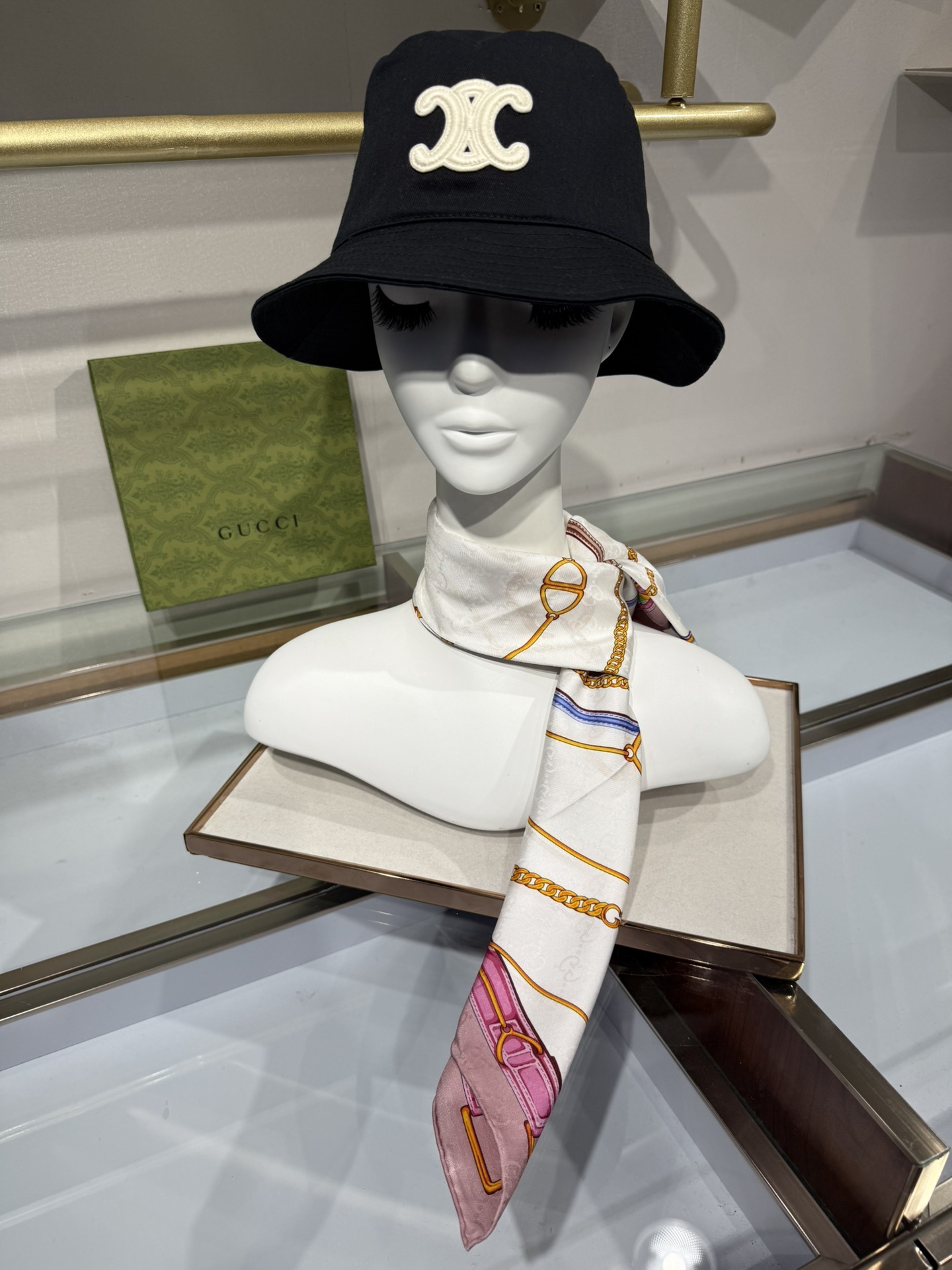 💟2025年古琦上新💞真丝提花面料!精简时髦,品质感很显好!好搭到上瘾的丝巾!带着不显山不露水的简约气质