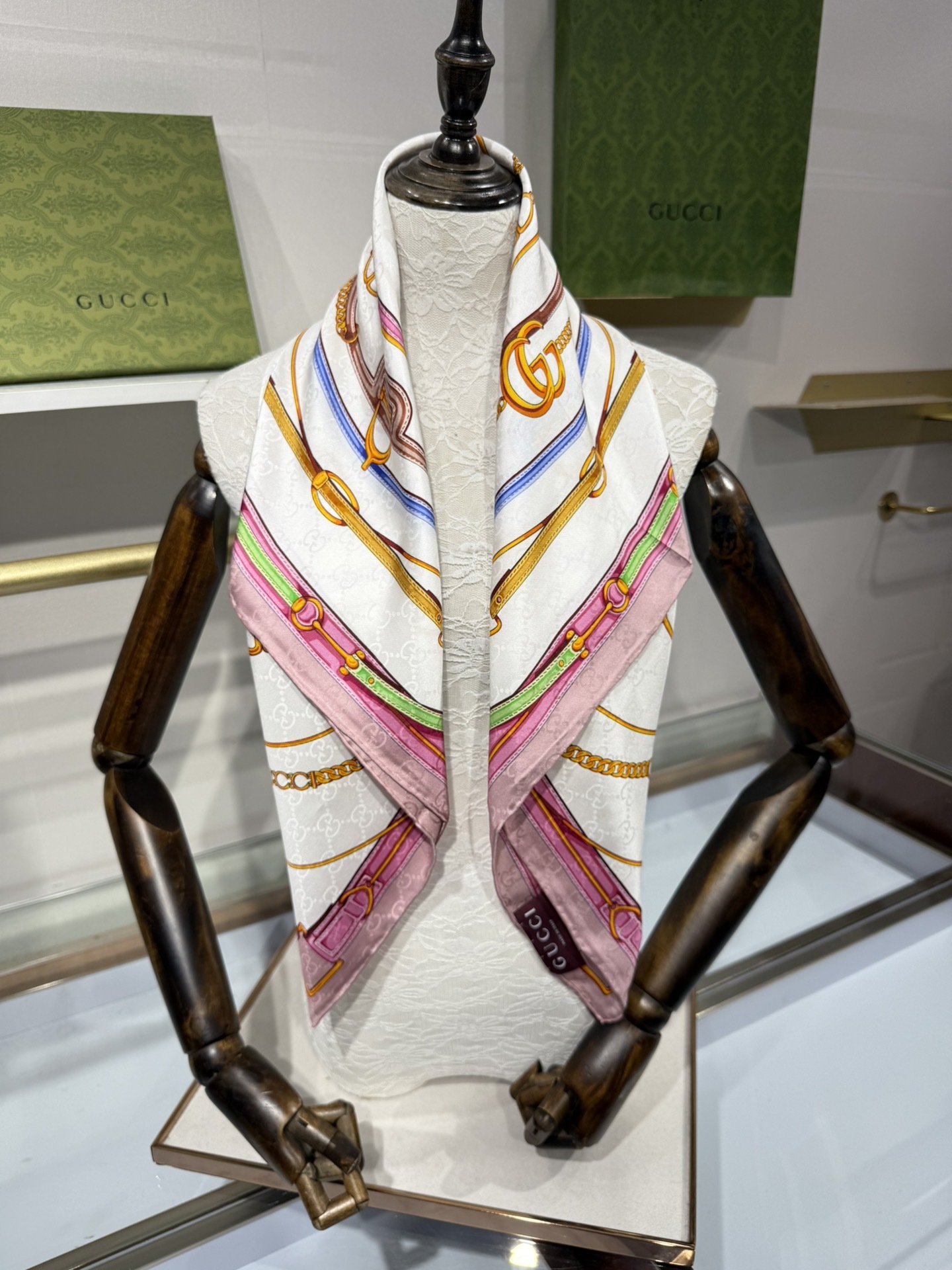 💟2025年古琦上新💞真丝提花面料!精简时髦,品质感很显好!好搭到上瘾的丝巾!带着不显山不露水的简约气质