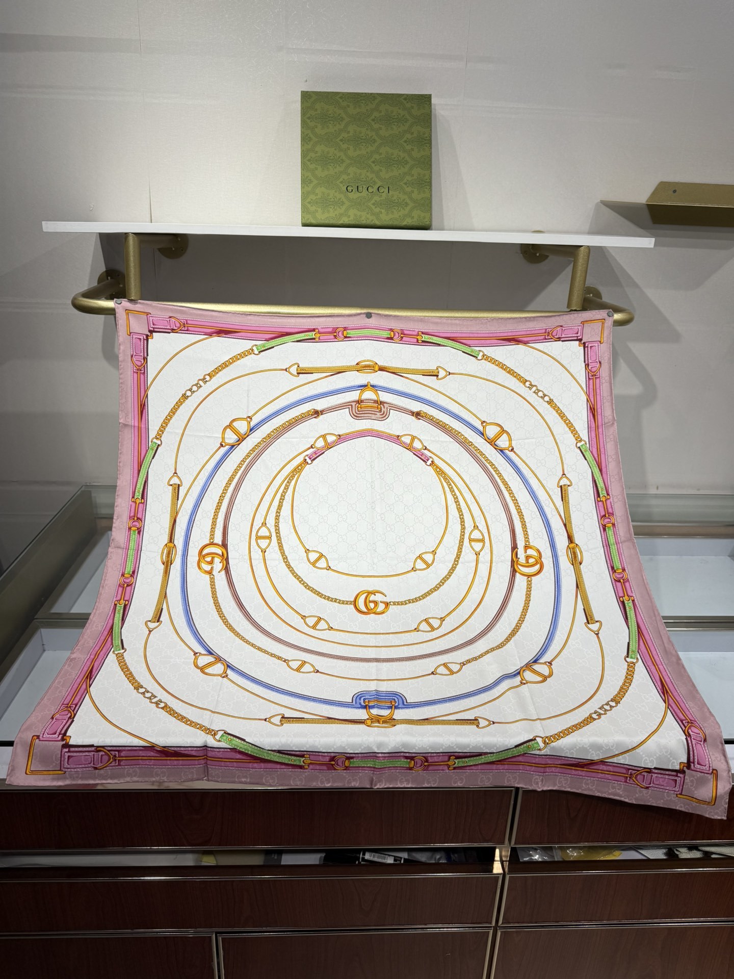 💟2025年古琦上新💞真丝提花面料!精简时髦,品质感很显好!好搭到上瘾的丝巾!带着不显山不露水的简约气质