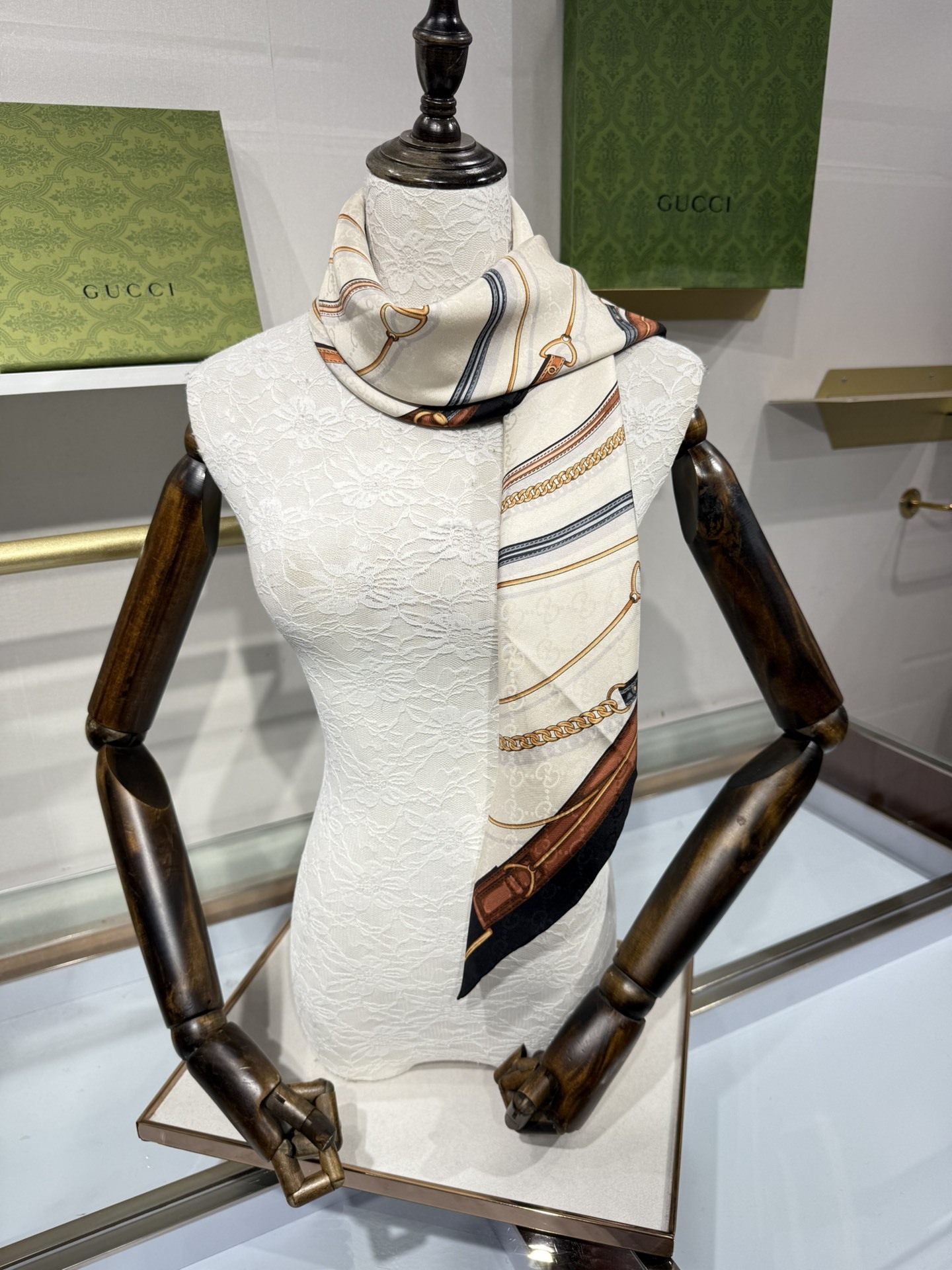 💟2025年古琦上新💞真丝提花面料!精简时髦,品质感很显好!好搭到上瘾的丝巾!带着不显山不露水的简约气质