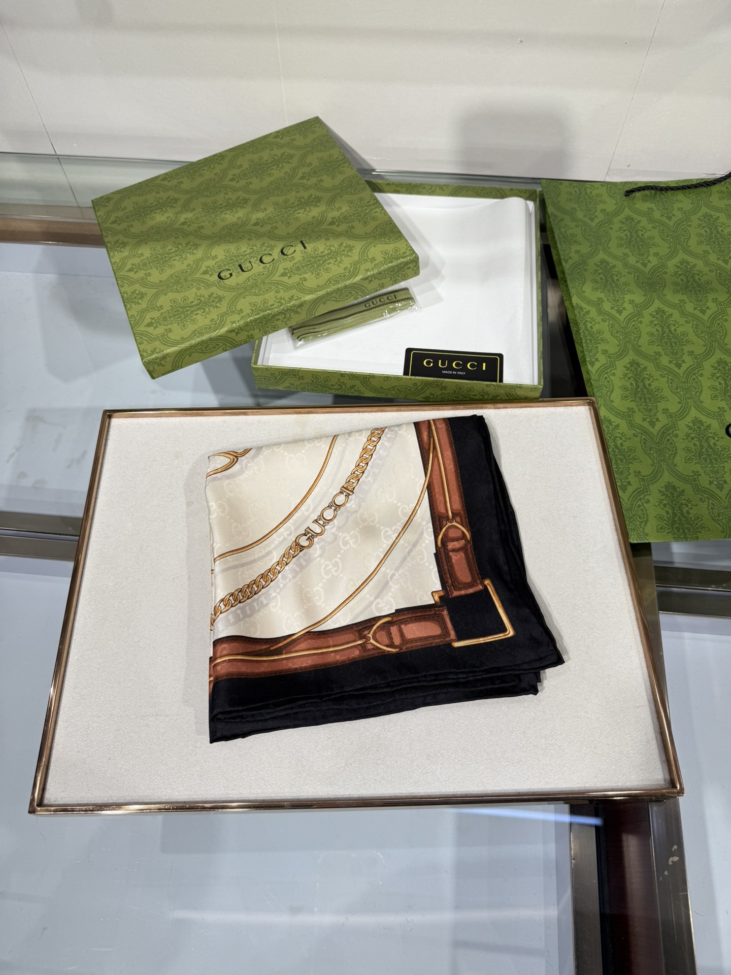 💟2025年古琦上新💞真丝提花面料!精简时髦,品质感很显好!好搭到上瘾的丝巾!带着不显山不露水的简约气质