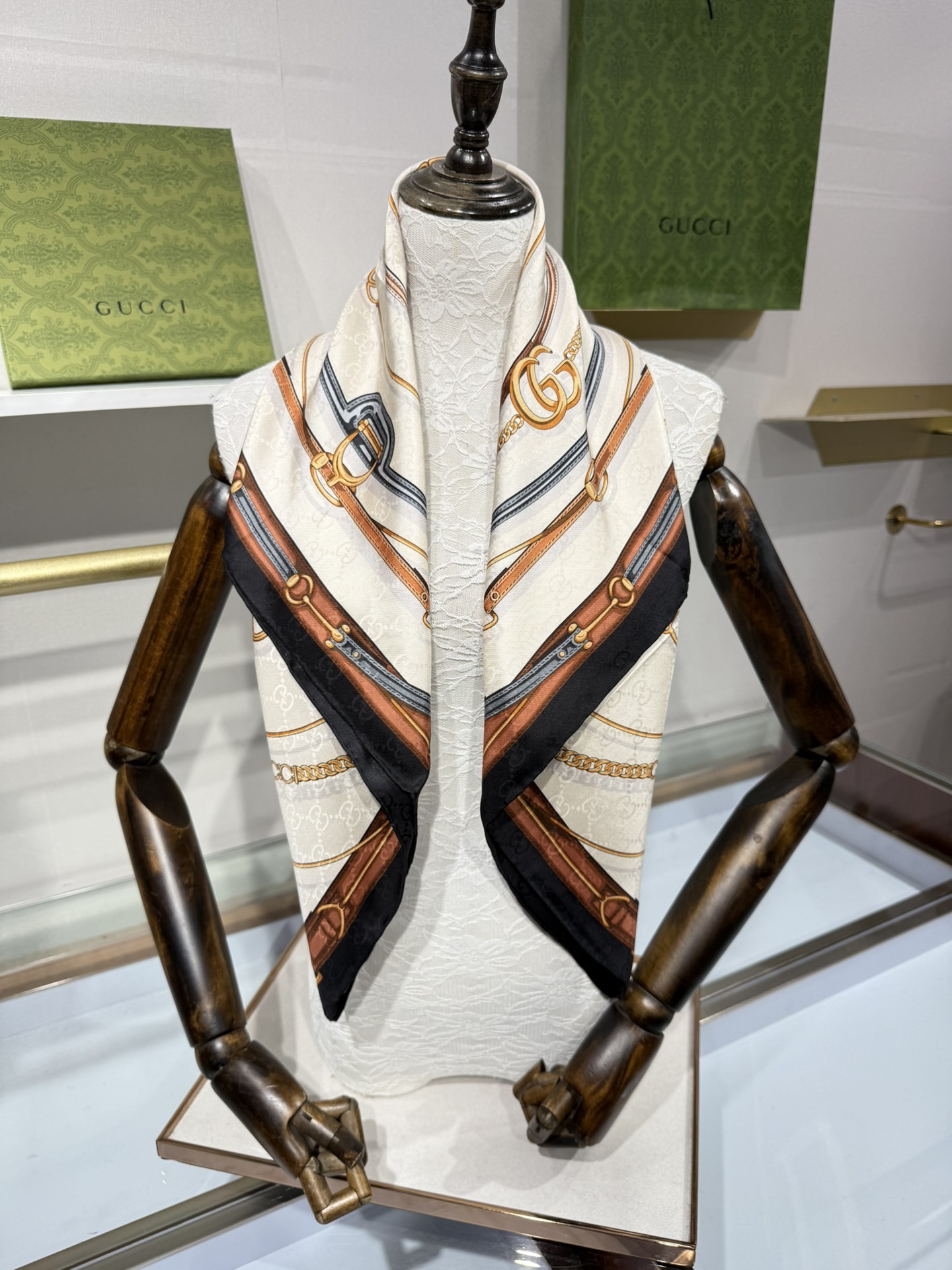 💟2025年古琦上新💞真丝提花面料!精简时髦,品质感很显好!好搭到上瘾的丝巾!带着不显山不露水的简约气质