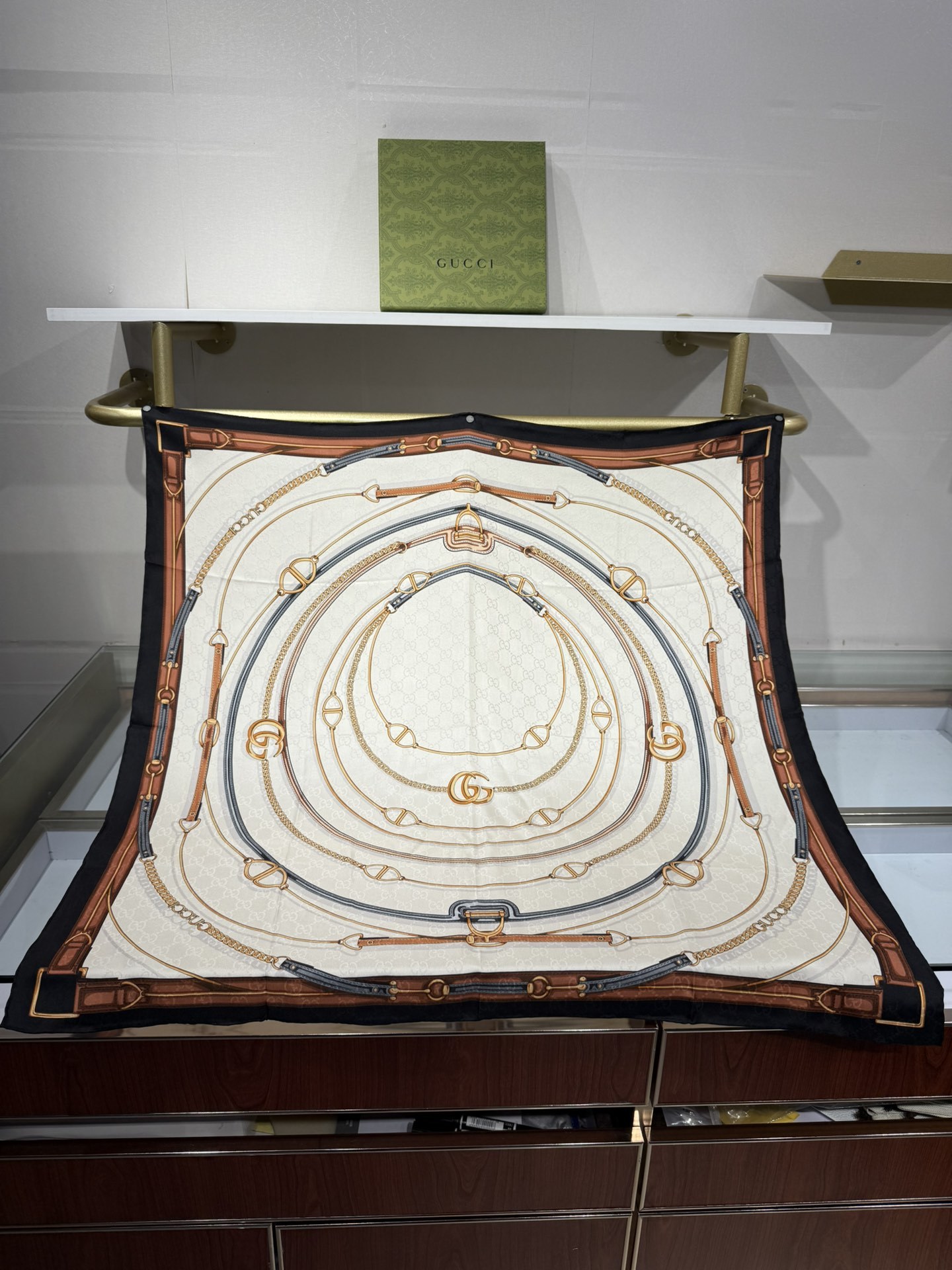 💟2025年古琦上新💞真丝提花面料!精简时髦,品质感很显好!好搭到上瘾的丝巾!带着不显山不露水的简约气质