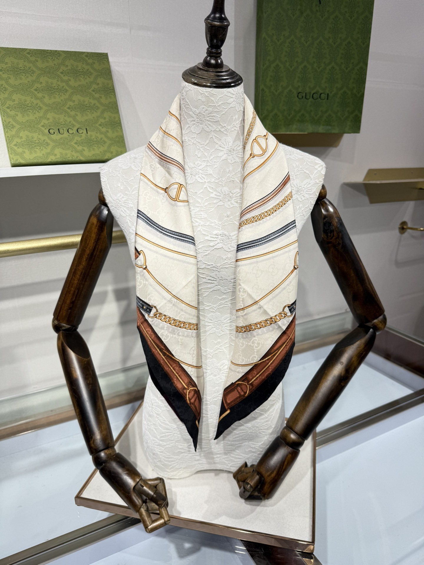 💟2025年古琦上新💞真丝提花面料!精简时髦,品质感很显好!好搭到上瘾的丝巾!带着不显山不露水的简约气质