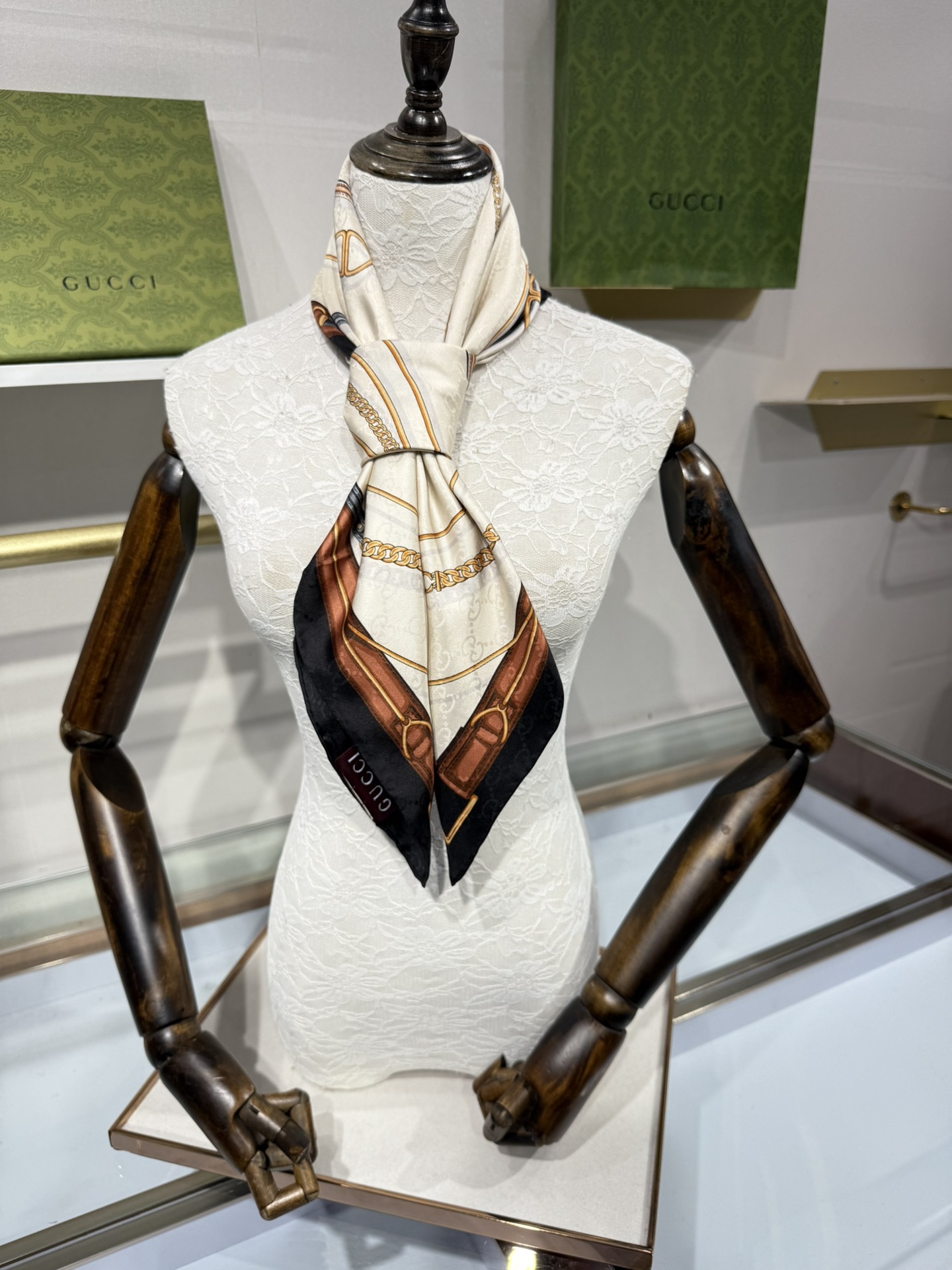 💟2025年古琦上新💞真丝提花面料!精简时髦,品质感很显好!好搭到上瘾的丝巾!带着不显山不露水的简约气质