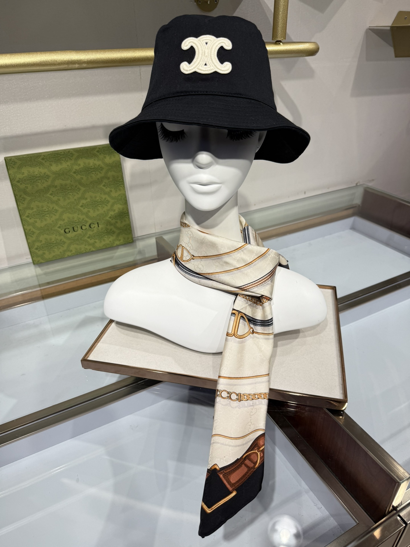 💟2025年古琦上新💞真丝提花面料!精简时髦,品质感很显好!好搭到上瘾的丝巾!带着不显山不露水的简约气质