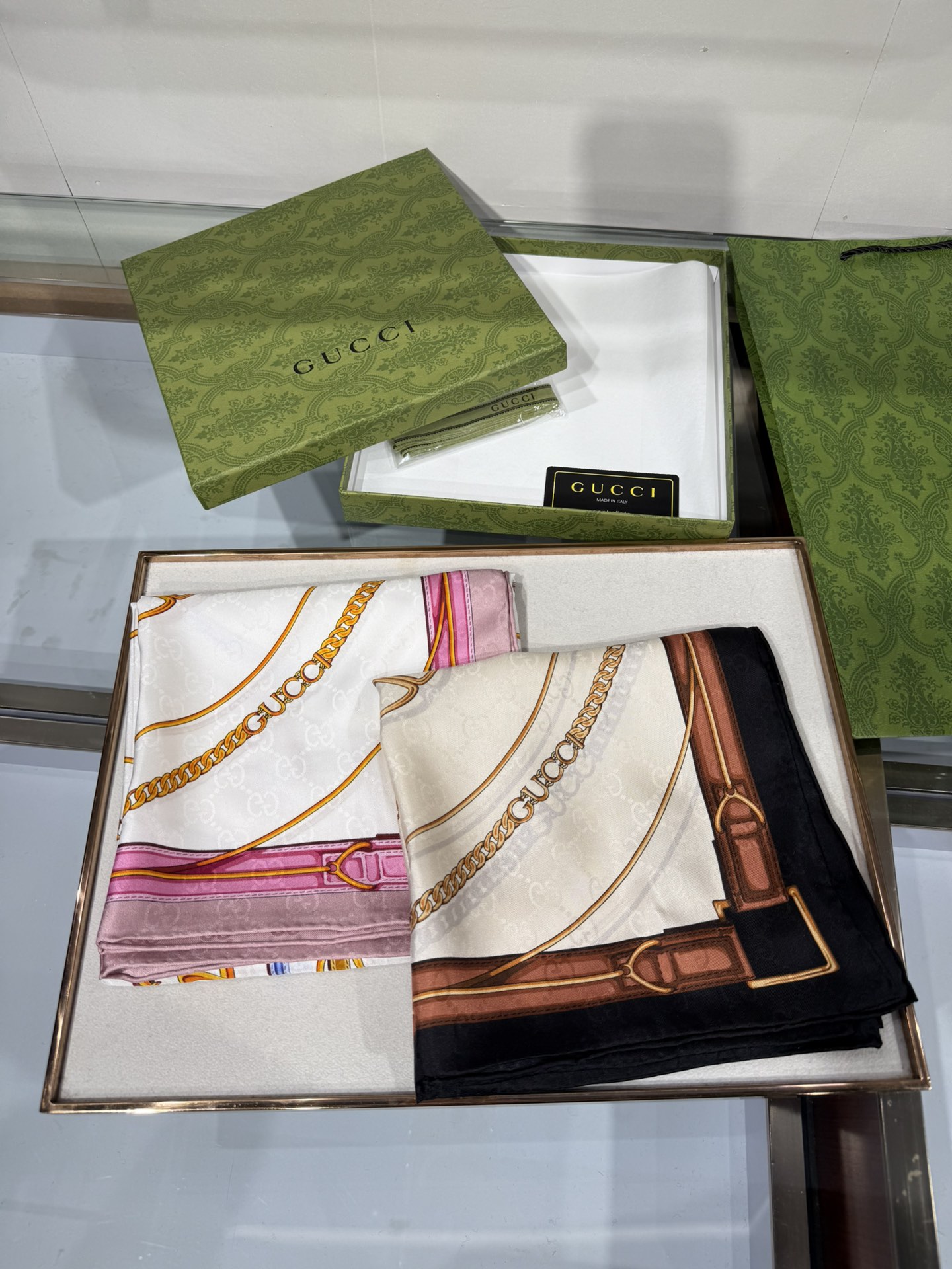 💟2025年古琦上新💞真丝提花面料！精简时髦，品质感很显好！好搭到上瘾的丝巾！带着不显山不露水的简约气质