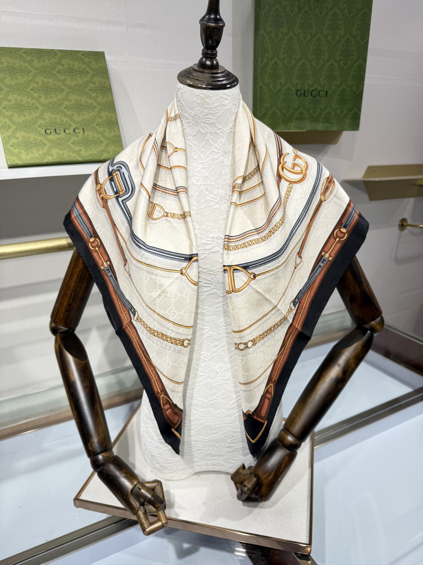 💟2025年古琦上新💞真丝提花面料!精简时髦,品质感很显好!好搭到上瘾的丝巾!带着不显山不露水的简约气质