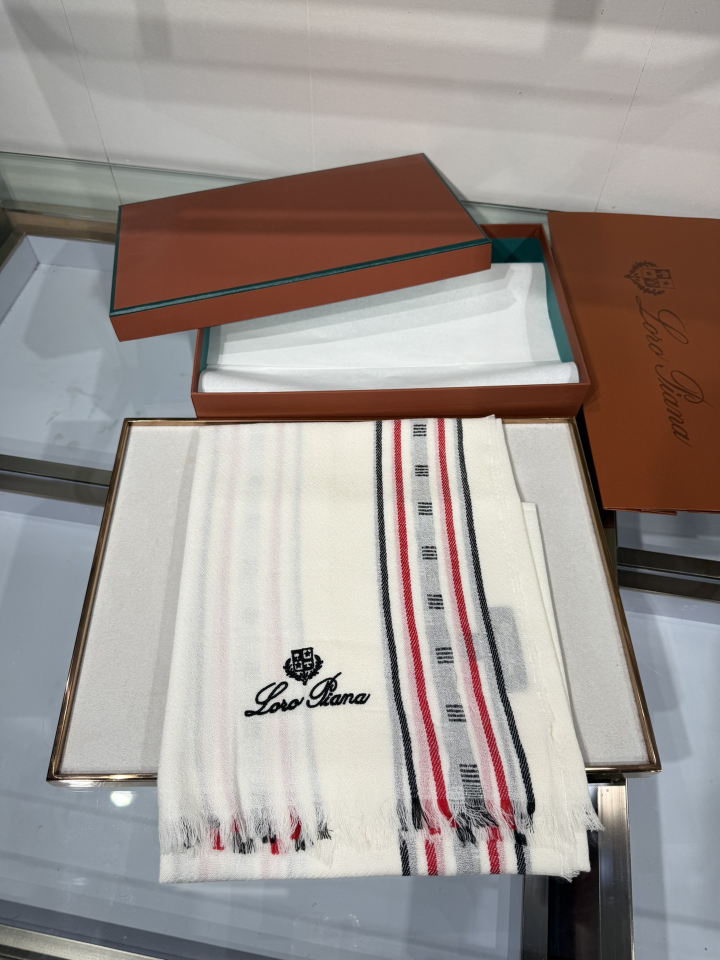 💟🆕LP系列围巾，尽显奢华质感。精选上乘面料，触感细腻柔滑，仿佛轻抚云端。经典设计中融入巧思，或有精致纹