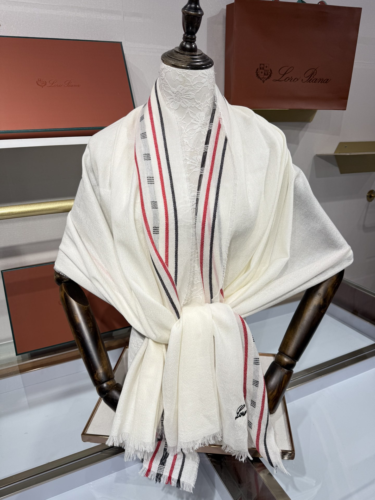 💟🆕LP系列围巾，尽显奢华质感。精选上乘面料，触感细腻柔滑，仿佛轻抚云端。经典设计中融入巧思，或有精致纹