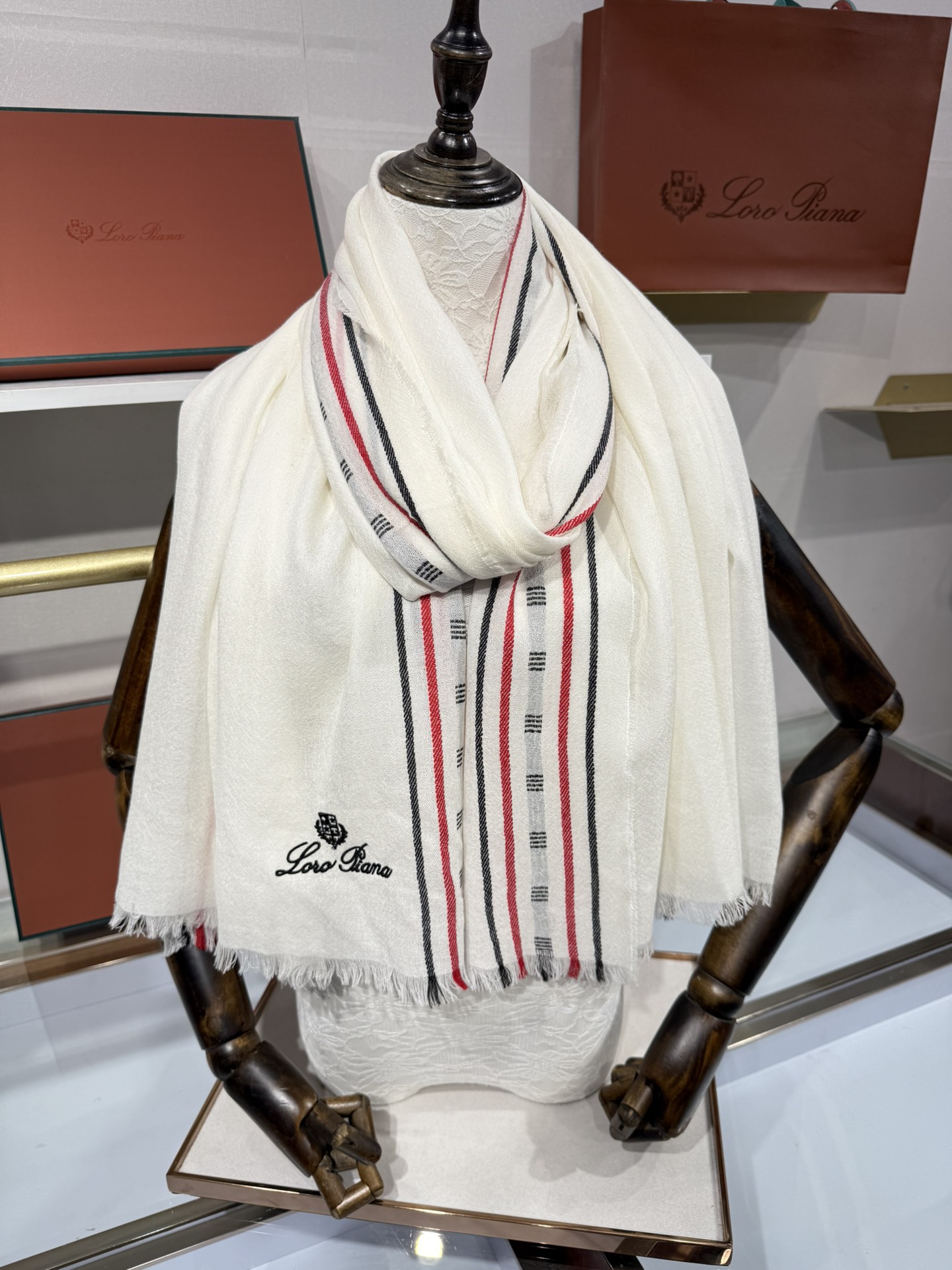 💟🆕LP系列围巾，尽显奢华质感。精选上乘面料，触感细腻柔滑，仿佛轻抚云端。经典设计中融入巧思，或有精致纹