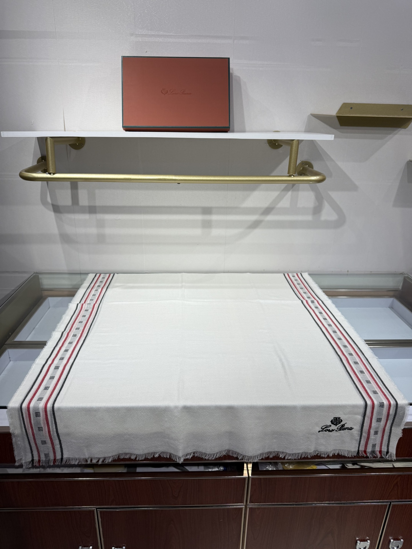 💟🆕LP系列围巾，尽显奢华质感。精选上乘面料，触感细腻柔滑，仿佛轻抚云端。经典设计中融入巧思，或有精致纹