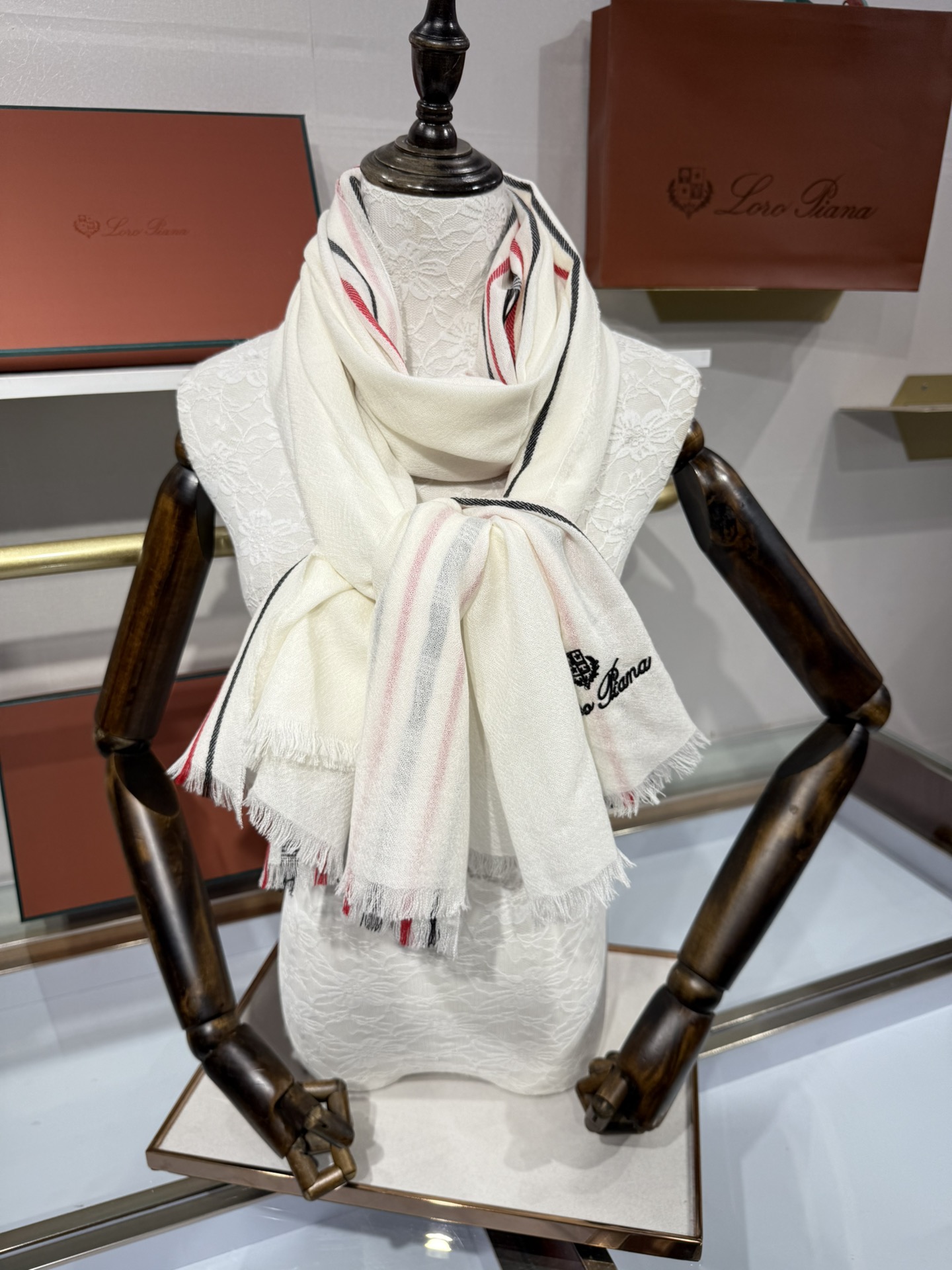 💟🆕LP系列围巾，尽显奢华质感。精选上乘面料，触感细腻柔滑，仿佛轻抚云端。经典设计中融入巧思，或有精致纹