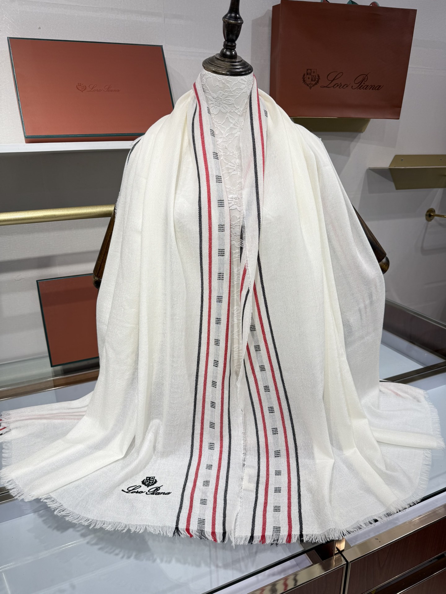 💟🆕LP系列围巾，尽显奢华质感。精选上乘面料，触感细腻柔滑，仿佛轻抚云端。经典设计中融入巧思，或有精致纹