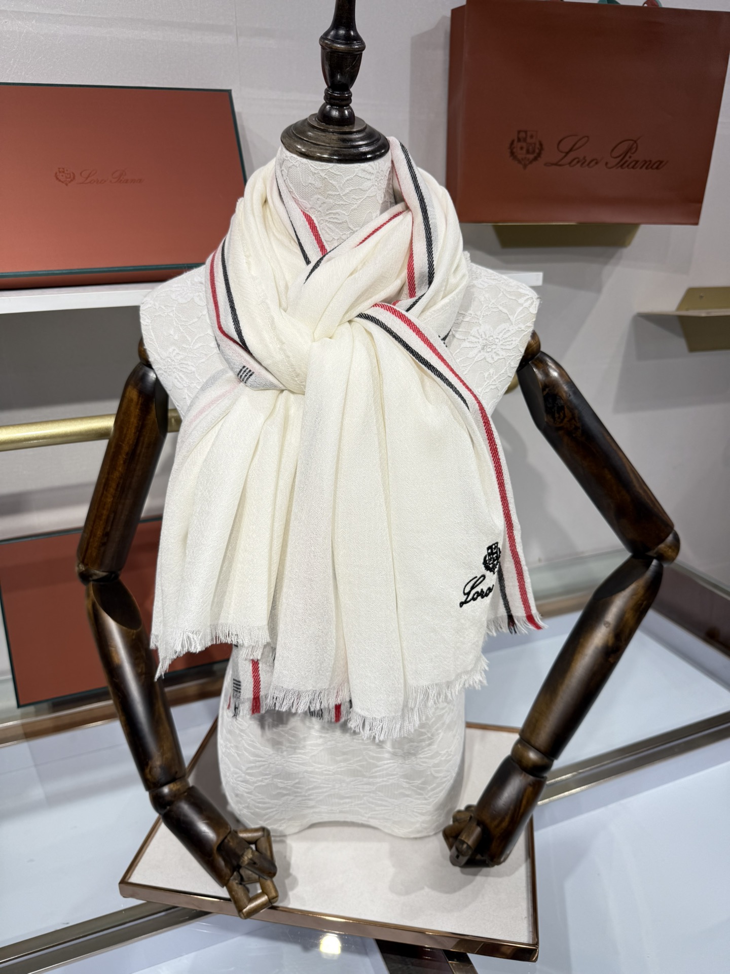 💟🆕LP系列围巾，尽显奢华质感。精选上乘面料，触感细腻柔滑，仿佛轻抚云端。经典设计中融入巧思，或有精致纹