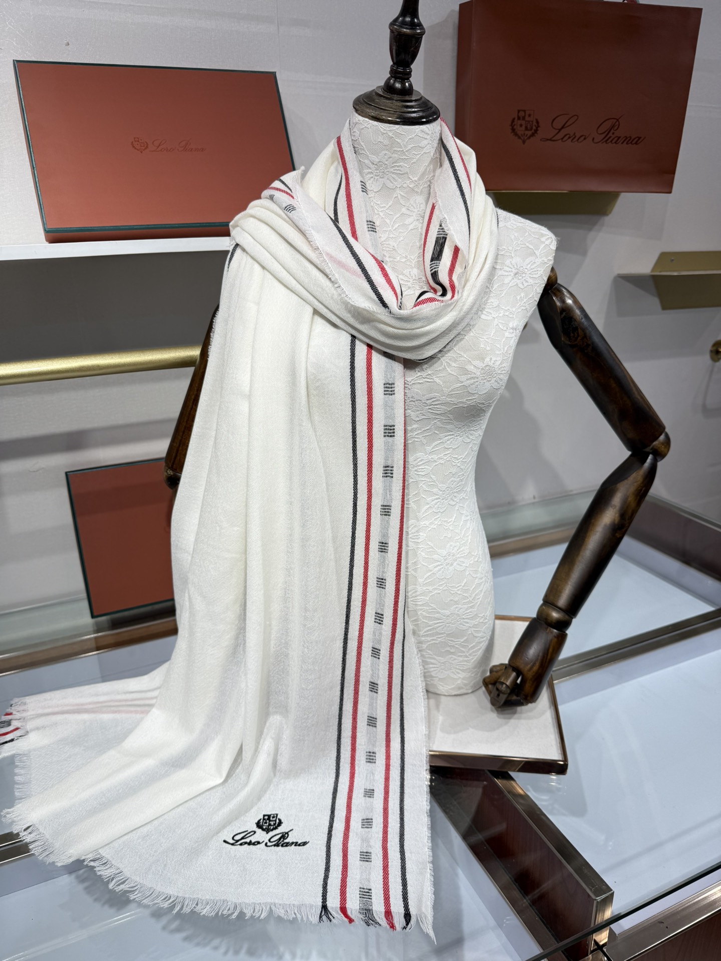 💟🆕LP系列围巾，尽显奢华质感。精选上乘面料，触感细腻柔滑，仿佛轻抚云端。经典设计中融入巧思，或有精致纹