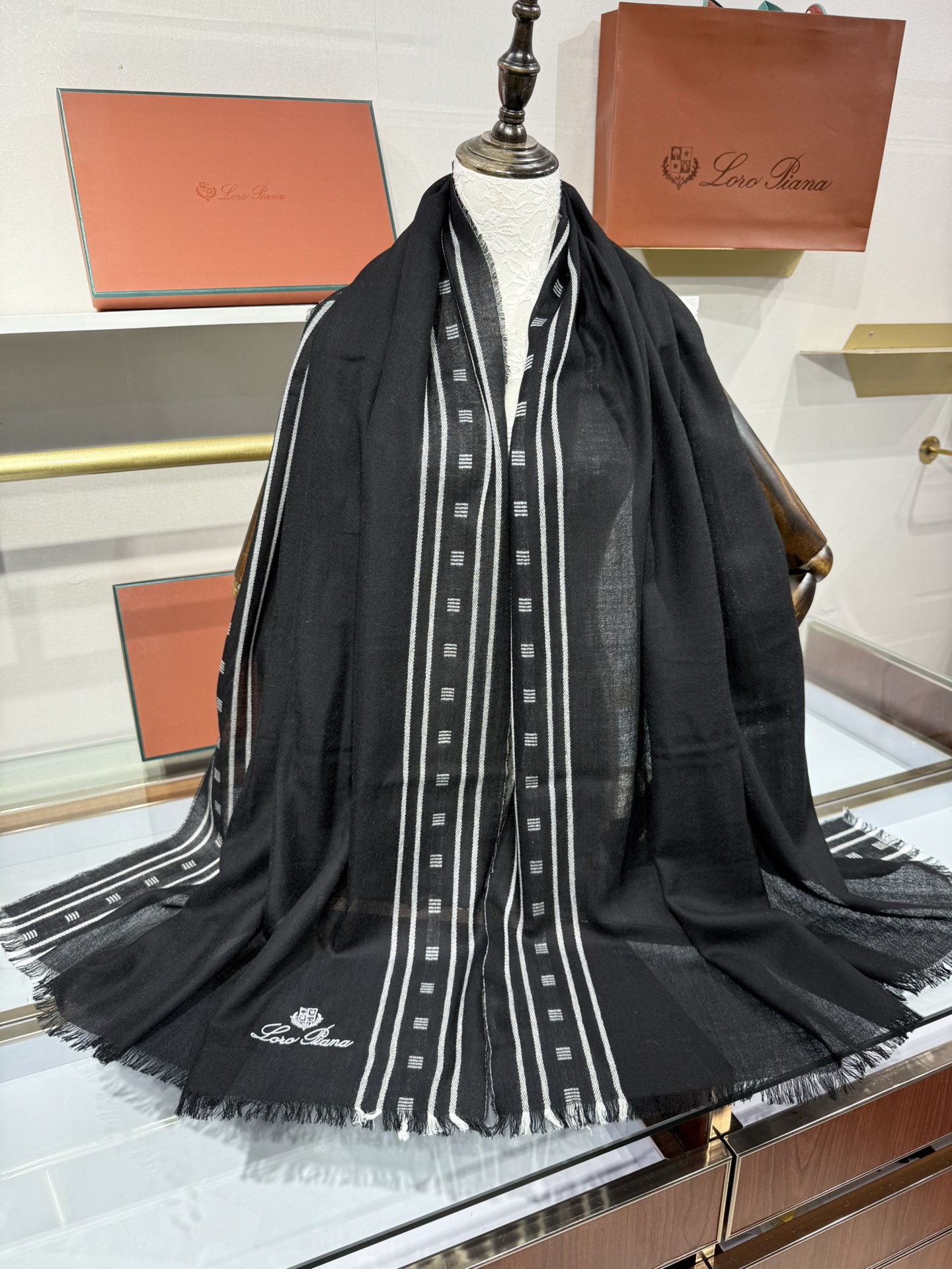 💟🆕LP系列围巾，尽显奢华质感。精选上乘面料，触感细腻柔滑，仿佛轻抚云端。经典设计中融入巧思，或有精致纹