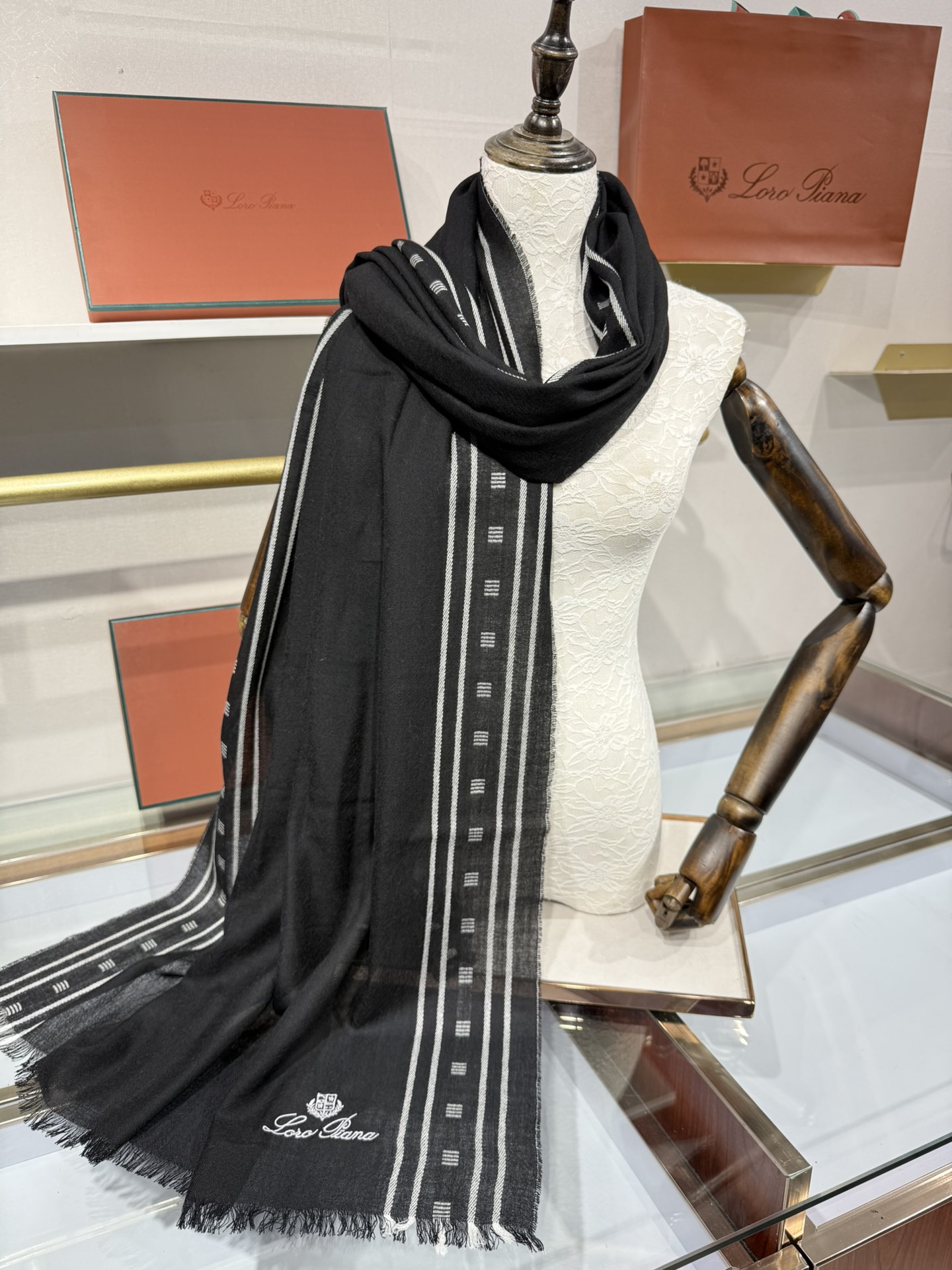 💟🆕LP系列围巾，尽显奢华质感。精选上乘面料，触感细腻柔滑，仿佛轻抚云端。经典设计中融入巧思，或有精致纹