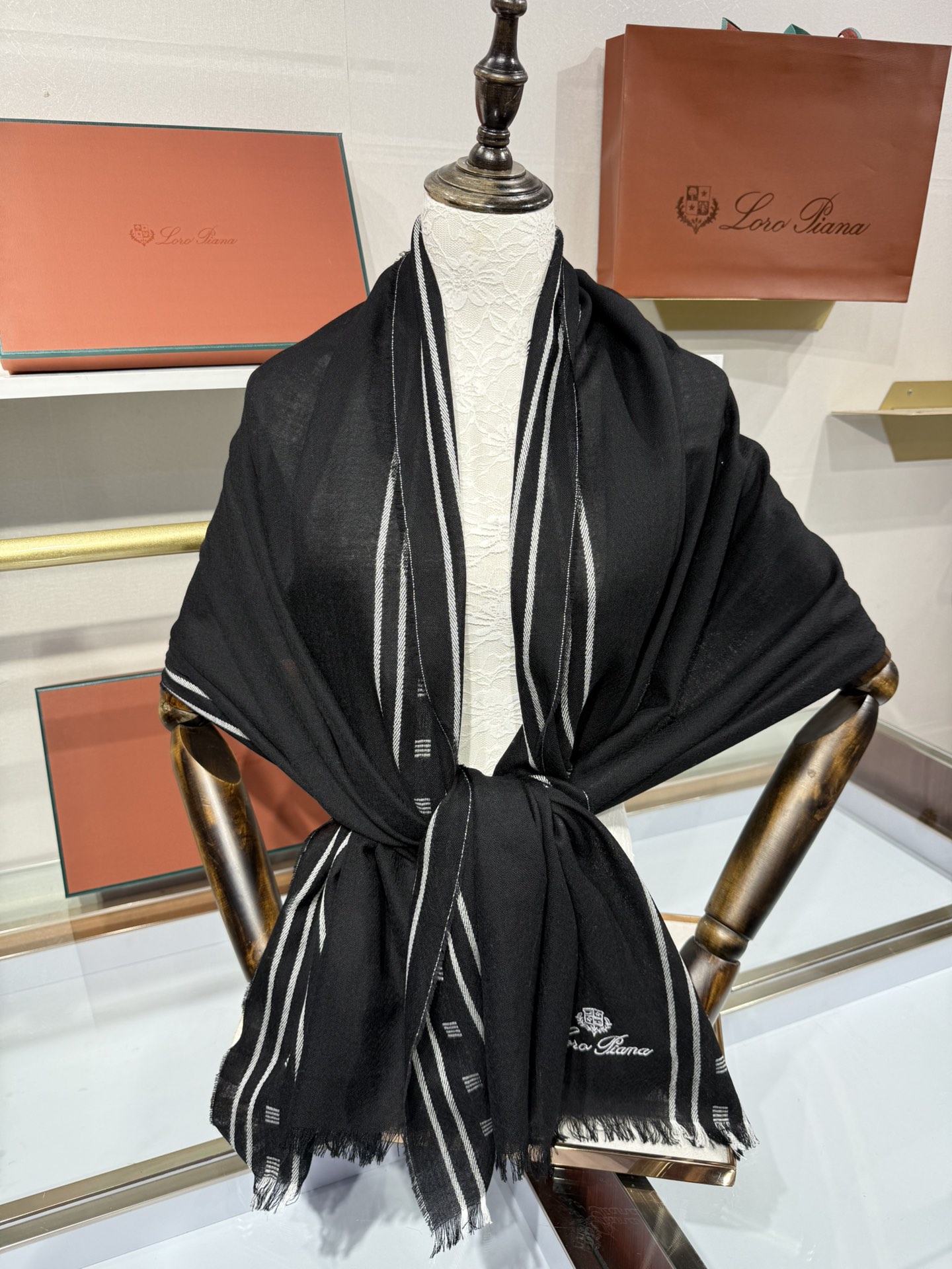 💟🆕LP系列围巾，尽显奢华质感。精选上乘面料，触感细腻柔滑，仿佛轻抚云端。经典设计中融入巧思，或有精致纹