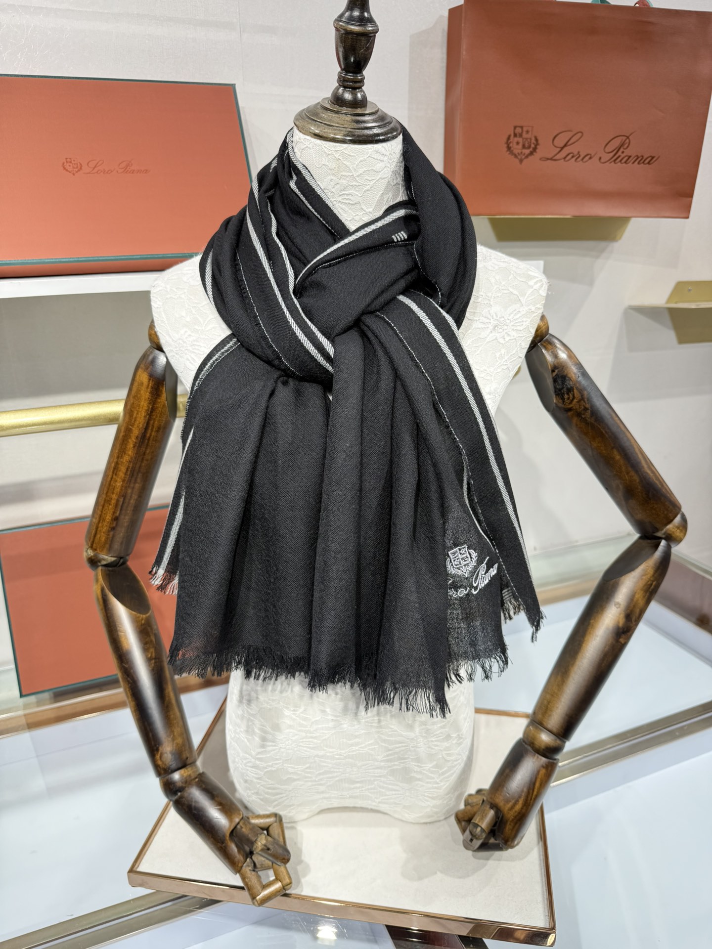 💟🆕LP系列围巾，尽显奢华质感。精选上乘面料，触感细腻柔滑，仿佛轻抚云端。经典设计中融入巧思，或有精致纹