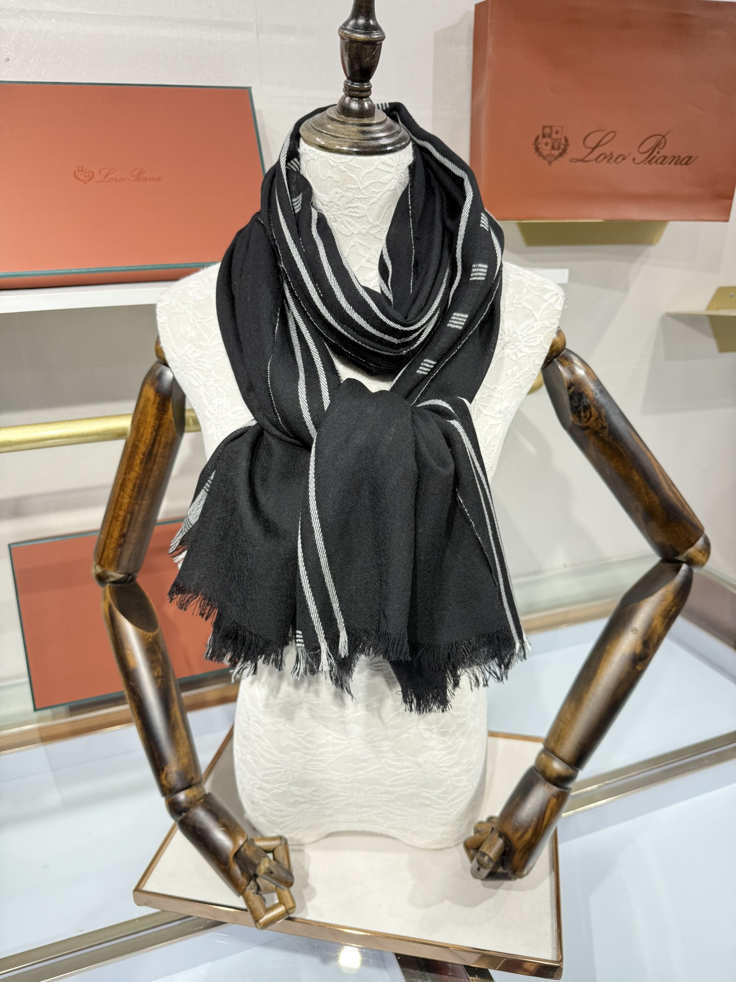 💟🆕LP系列围巾，尽显奢华质感。精选上乘面料，触感细腻柔滑，仿佛轻抚云端。经典设计中融入巧思，或有精致纹