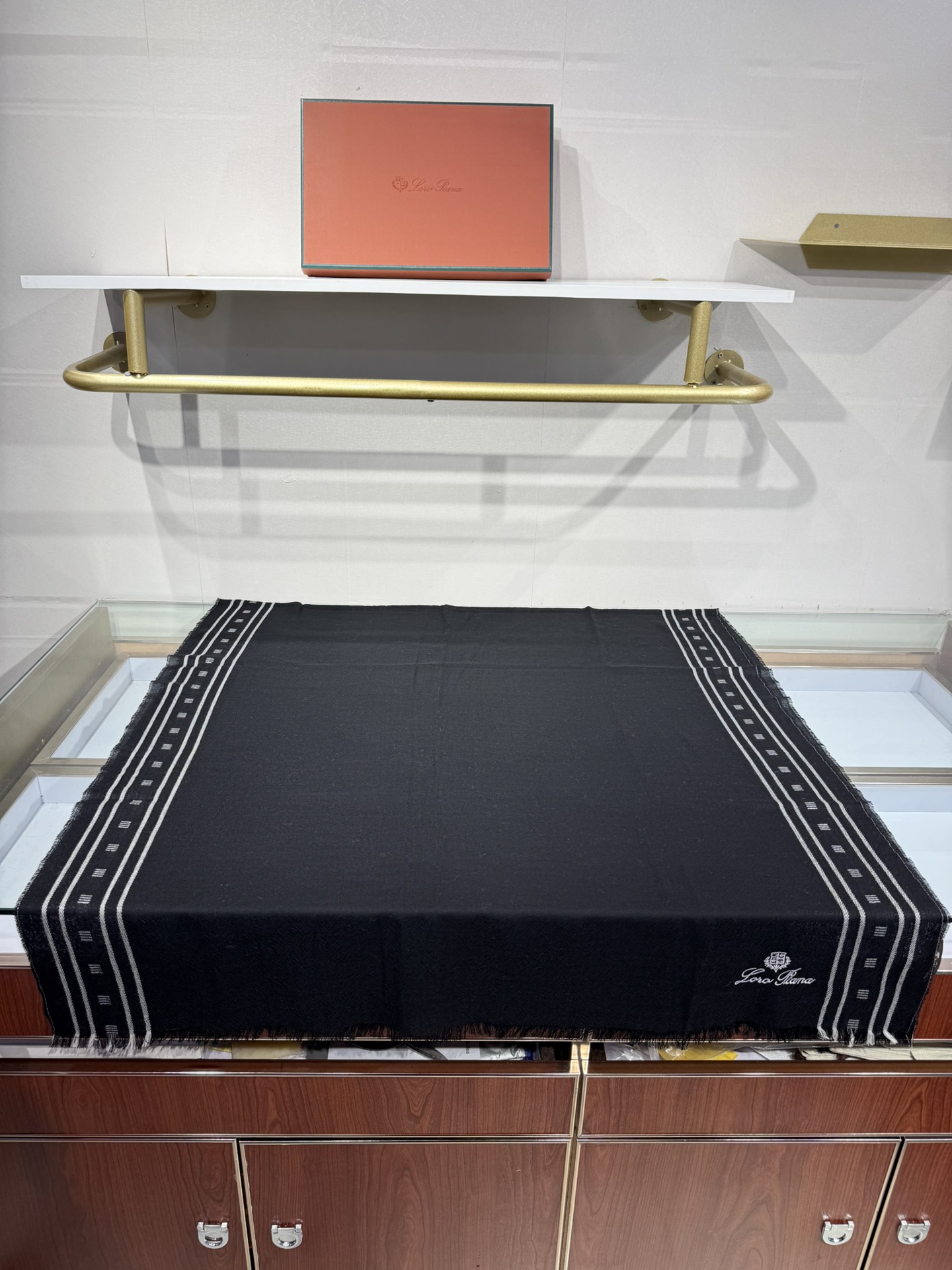 💟🆕LP系列围巾，尽显奢华质感。精选上乘面料，触感细腻柔滑，仿佛轻抚云端。经典设计中融入巧思，或有精致纹