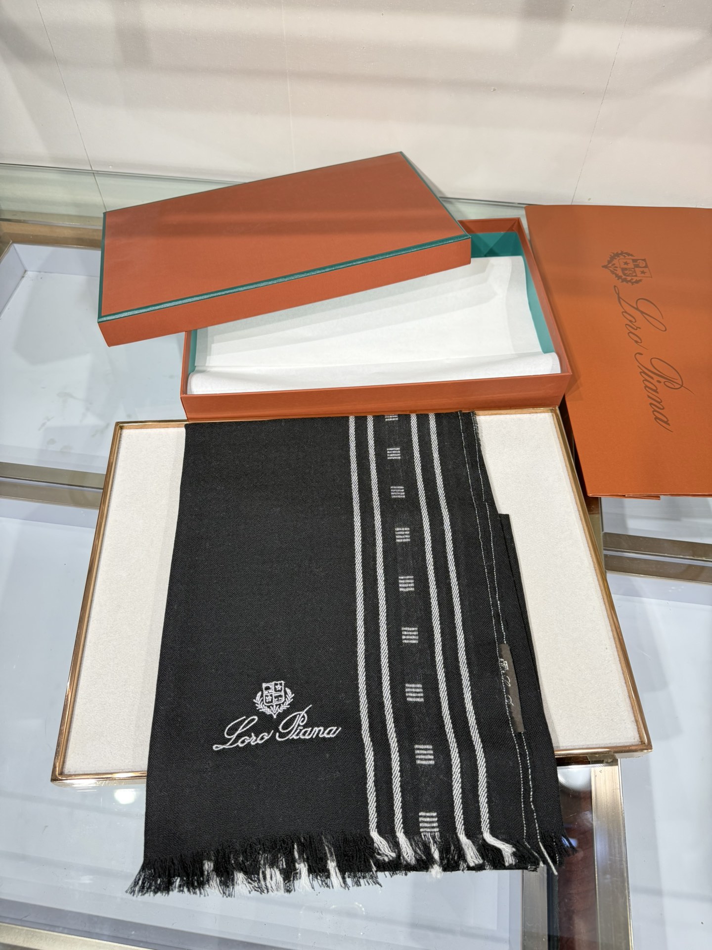 💟🆕LP系列围巾，尽显奢华质感。精选上乘面料，触感细腻柔滑，仿佛轻抚云端。经典设计中融入巧思，或有精致纹