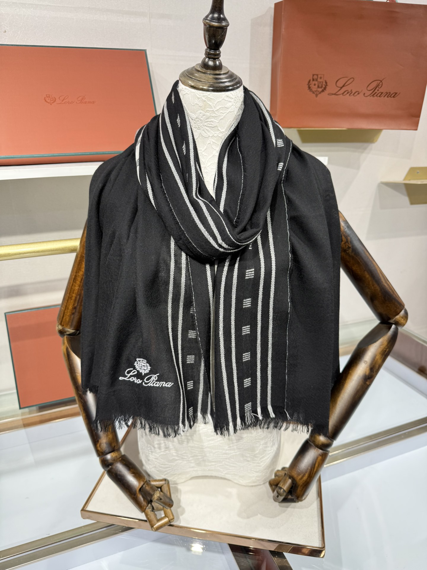 💟🆕LP系列围巾，尽显奢华质感。精选上乘面料，触感细腻柔滑，仿佛轻抚云端。经典设计中融入巧思，或有精致纹