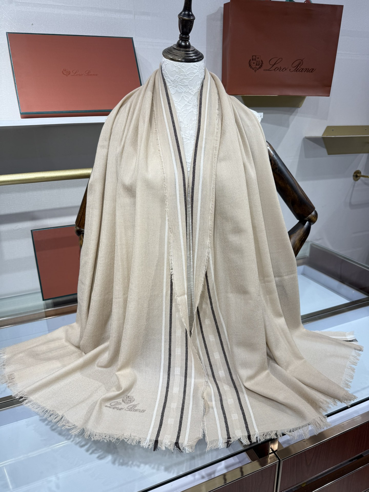 💟🆕LP系列围巾，尽显奢华质感。精选上乘面料，触感细腻柔滑，仿佛轻抚云端。经典设计中融入巧思，或有精致纹