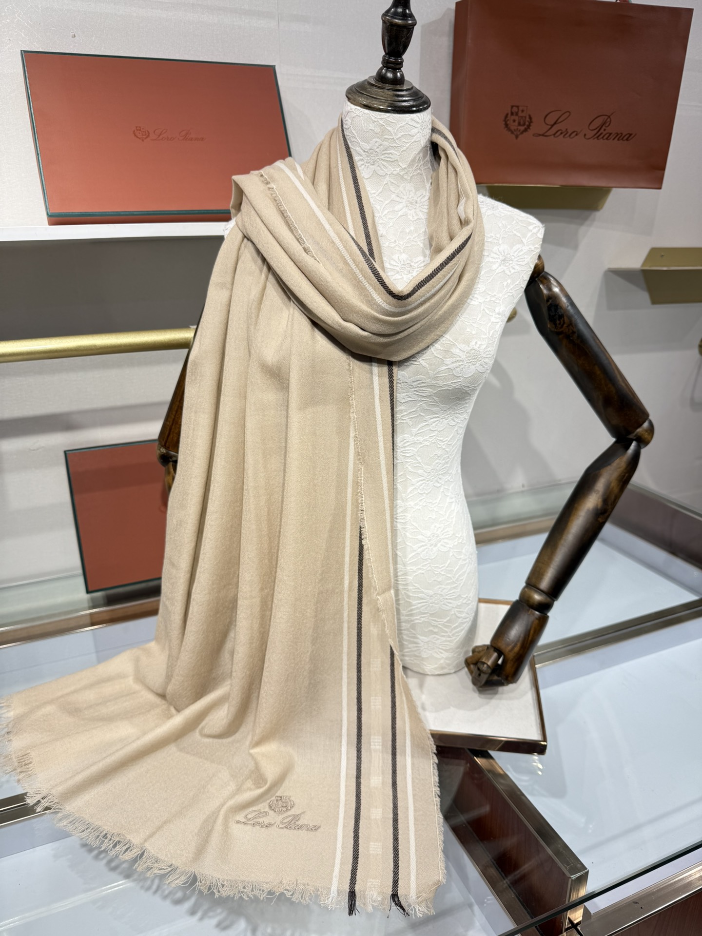 💟🆕LP系列围巾，尽显奢华质感。精选上乘面料，触感细腻柔滑，仿佛轻抚云端。经典设计中融入巧思，或有精致纹