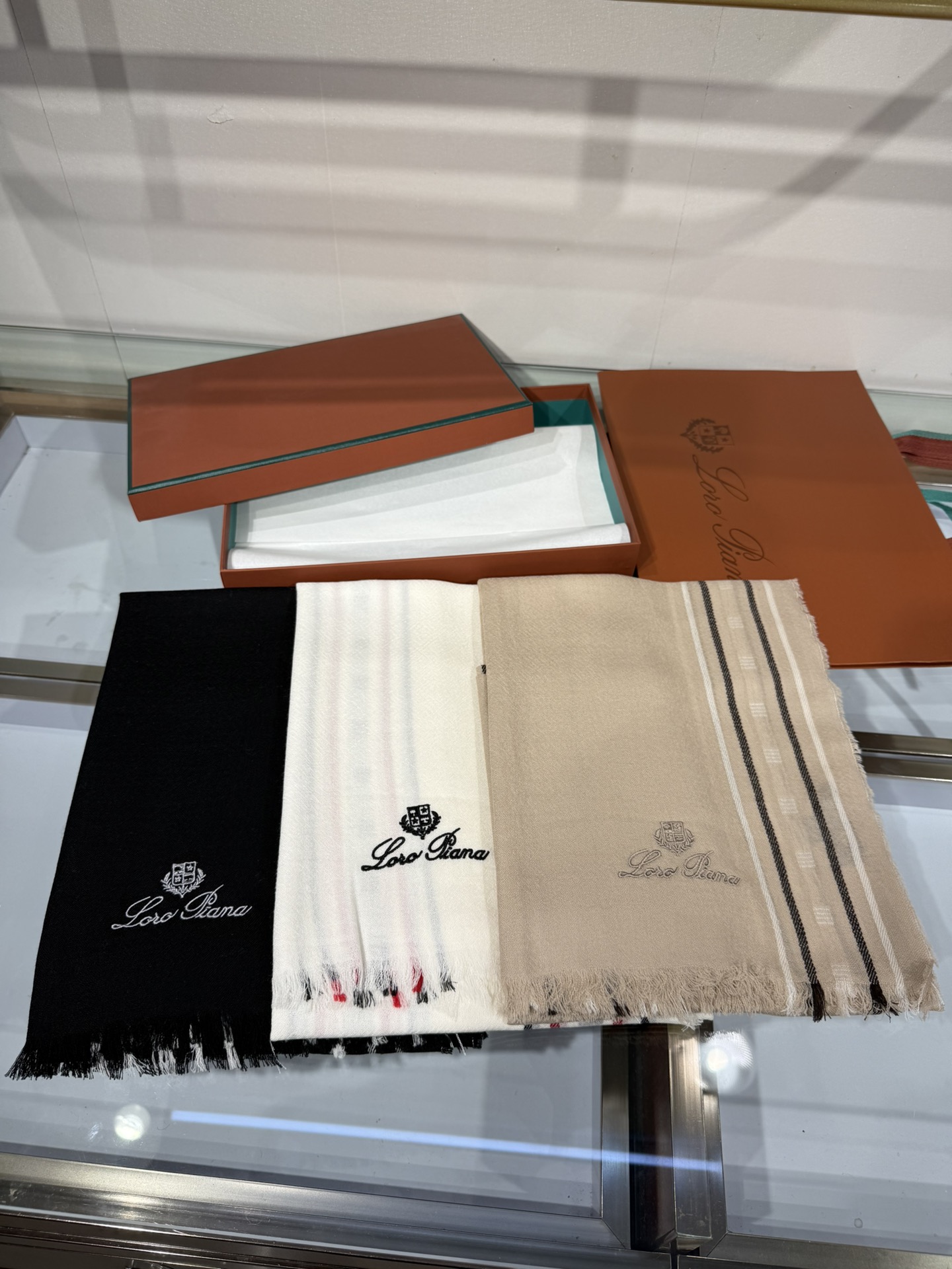 💟🆕LP系列围巾，尽显奢华质感。精选上乘面料，触感细腻柔滑，仿佛轻抚云端。经典设计中融入巧思，或有精致纹