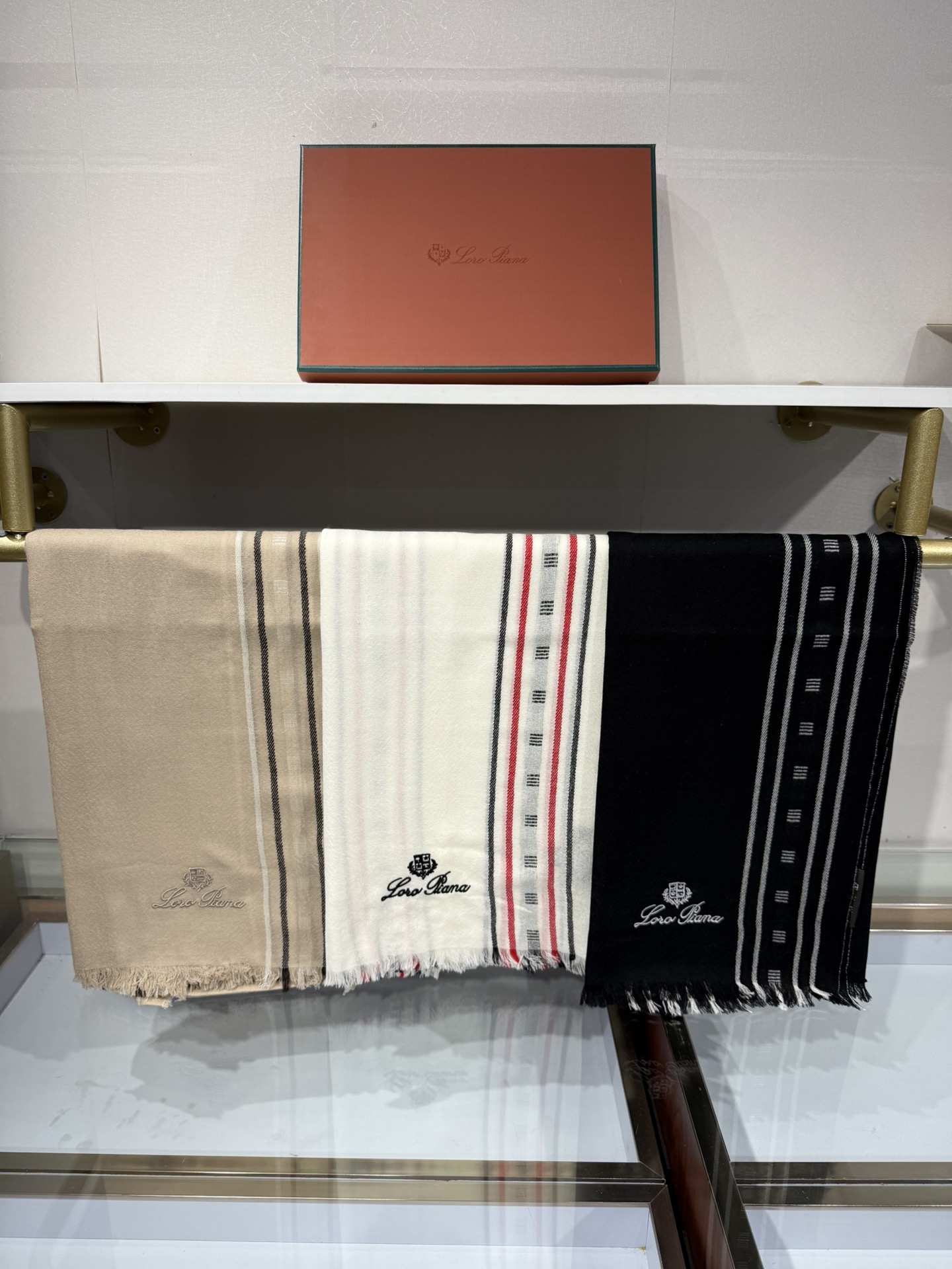 💟🆕LP系列围巾，尽显奢华质感。精选上乘面料，触感细腻柔滑，仿佛轻抚云端。经典设计中融入巧思，或有精致纹