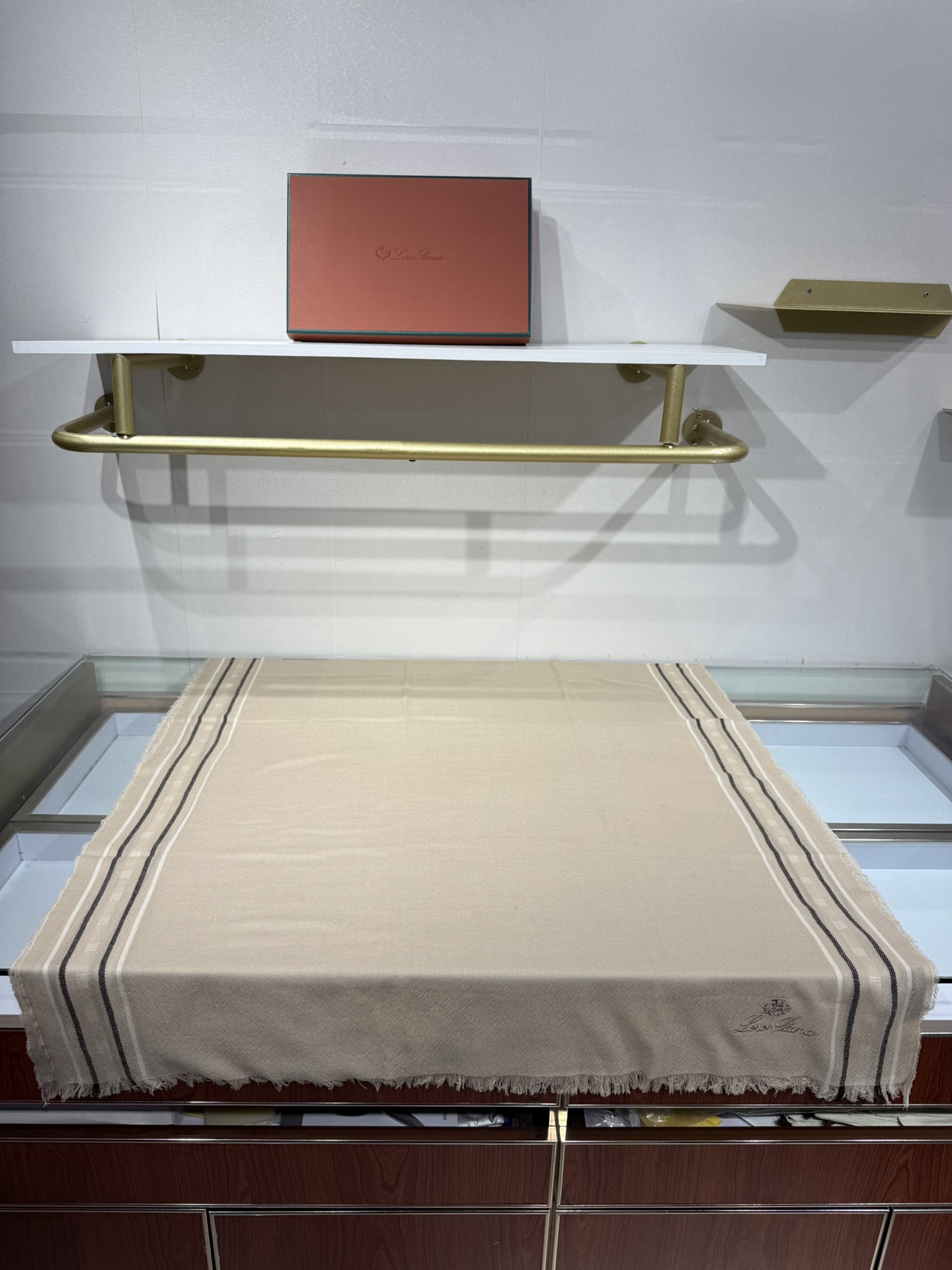 💟🆕LP系列围巾，尽显奢华质感。精选上乘面料，触感细腻柔滑，仿佛轻抚云端。经典设计中融入巧思，或有精致纹