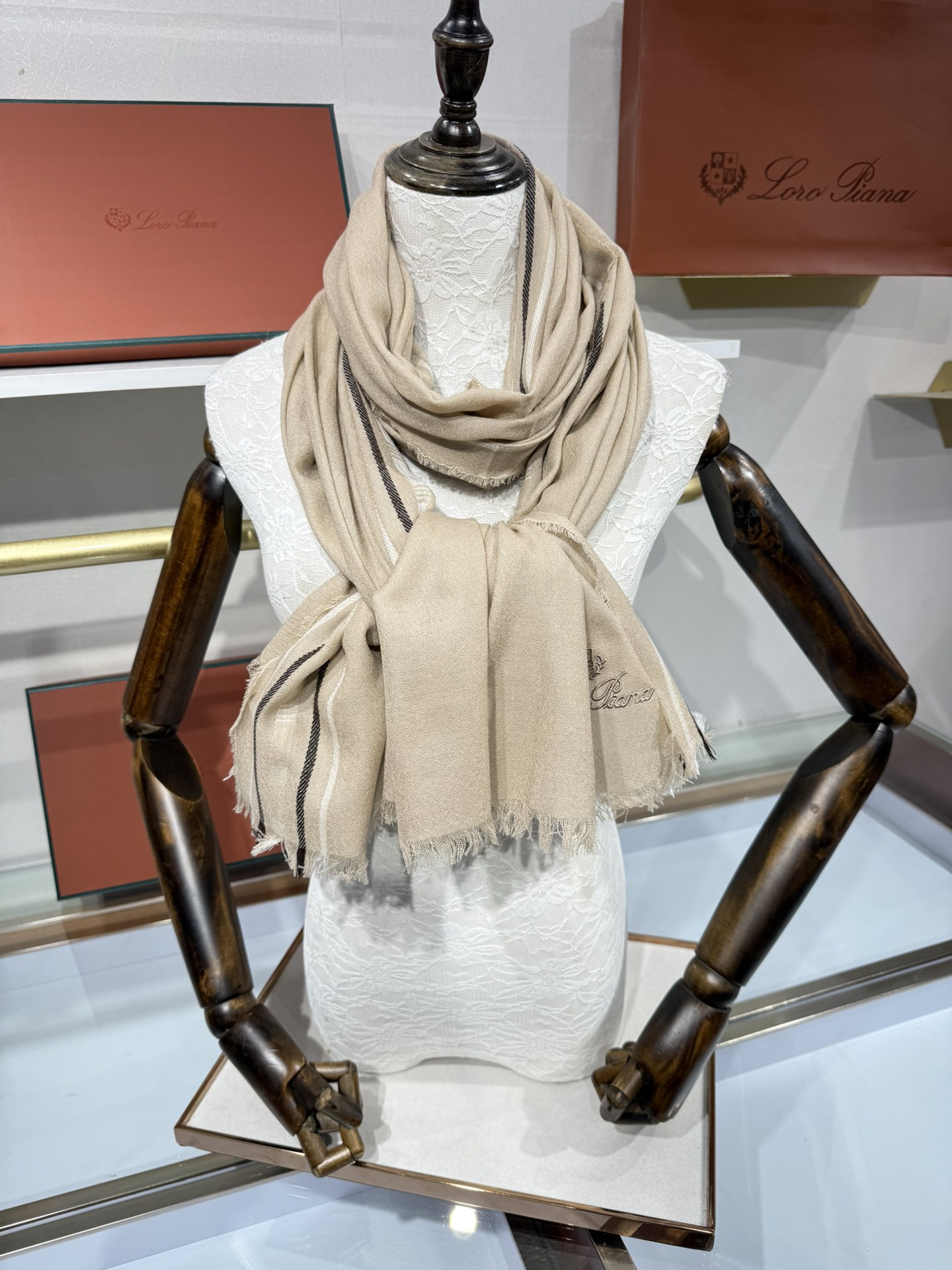 💟🆕LP系列围巾，尽显奢华质感。精选上乘面料，触感细腻柔滑，仿佛轻抚云端。经典设计中融入巧思，或有精致纹