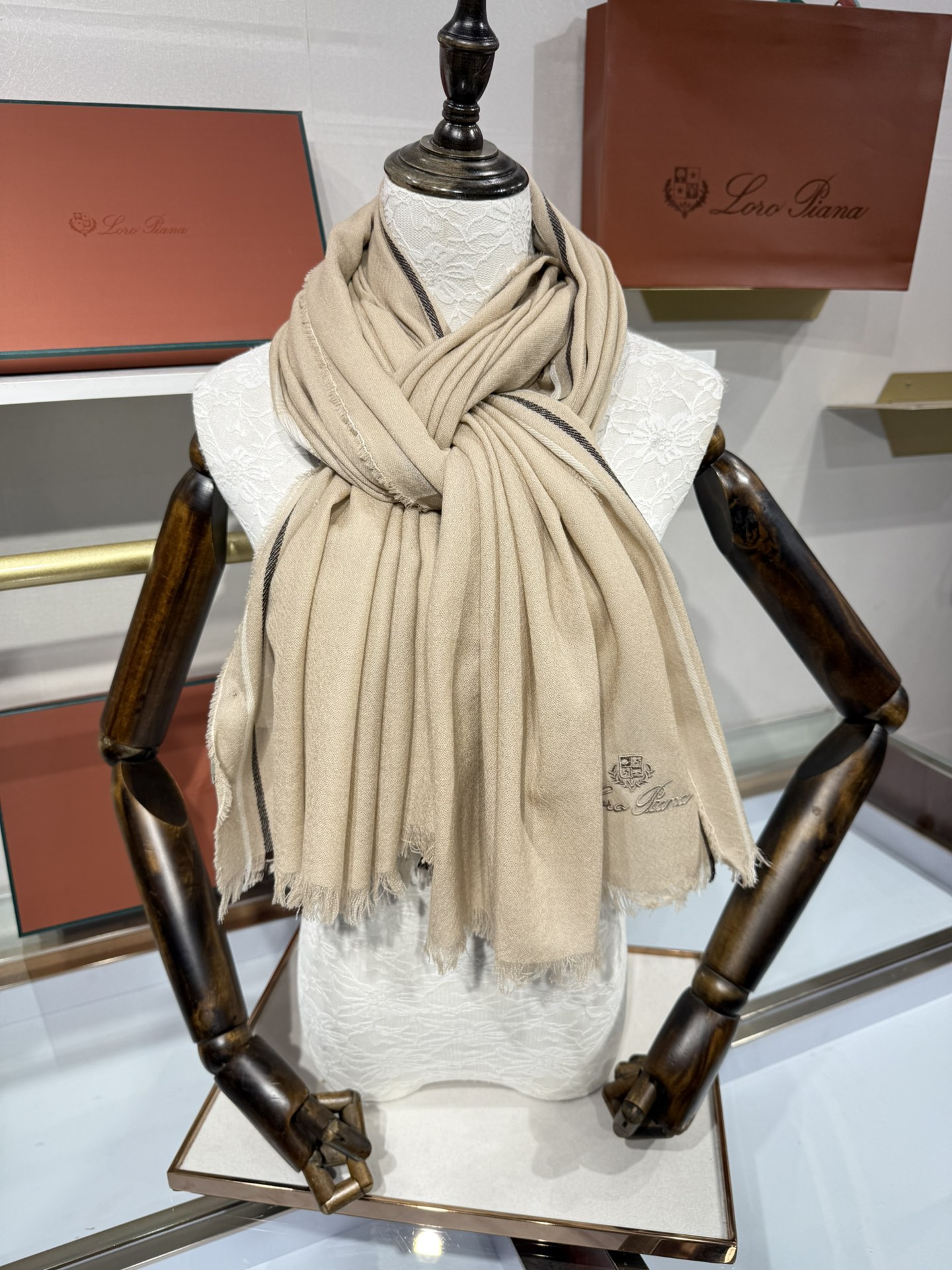 💟🆕LP系列围巾，尽显奢华质感。精选上乘面料，触感细腻柔滑，仿佛轻抚云端。经典设计中融入巧思，或有精致纹