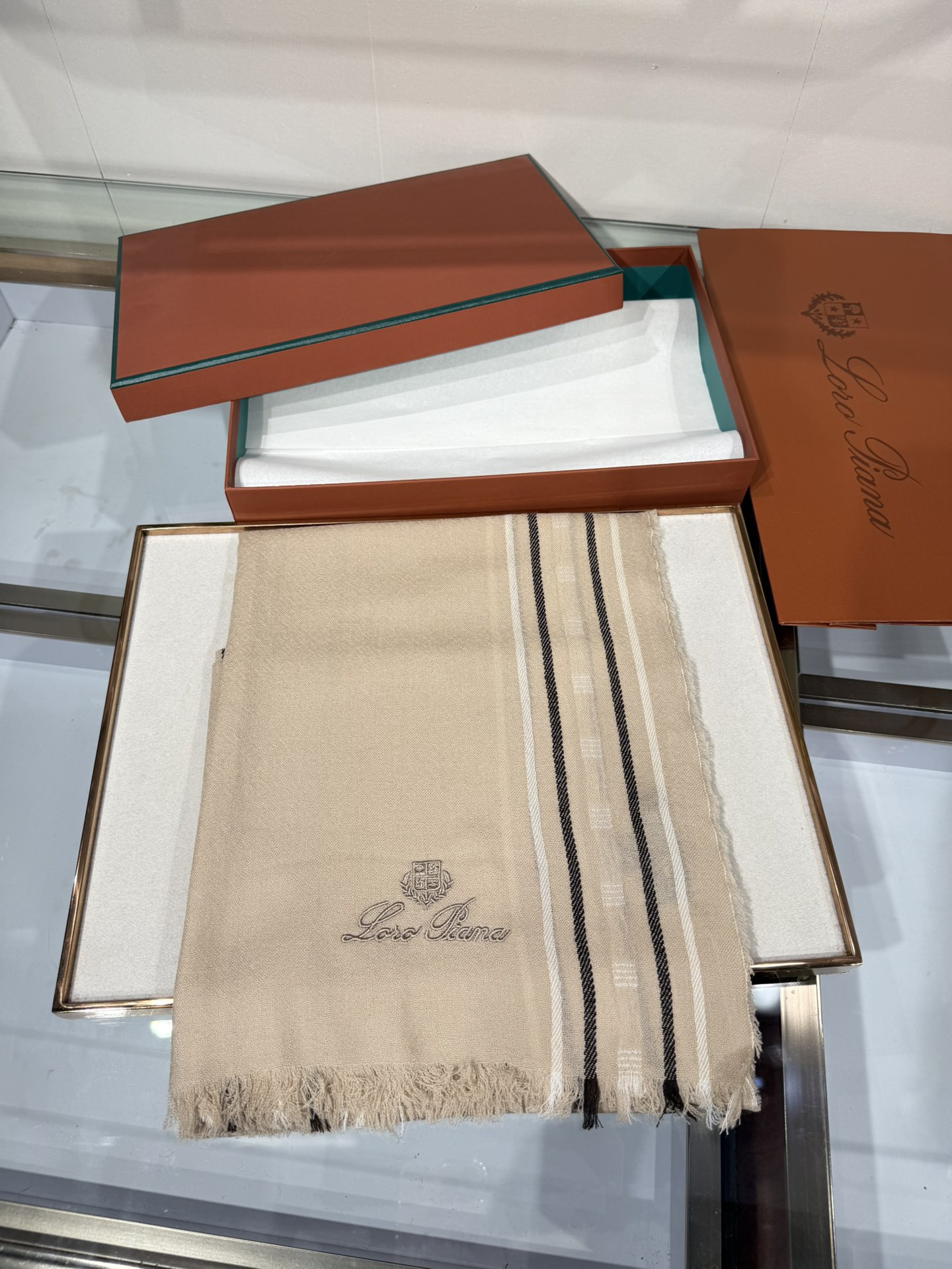 💟🆕LP系列围巾，尽显奢华质感。精选上乘面料，触感细腻柔滑，仿佛轻抚云端。经典设计中融入巧思，或有精致纹