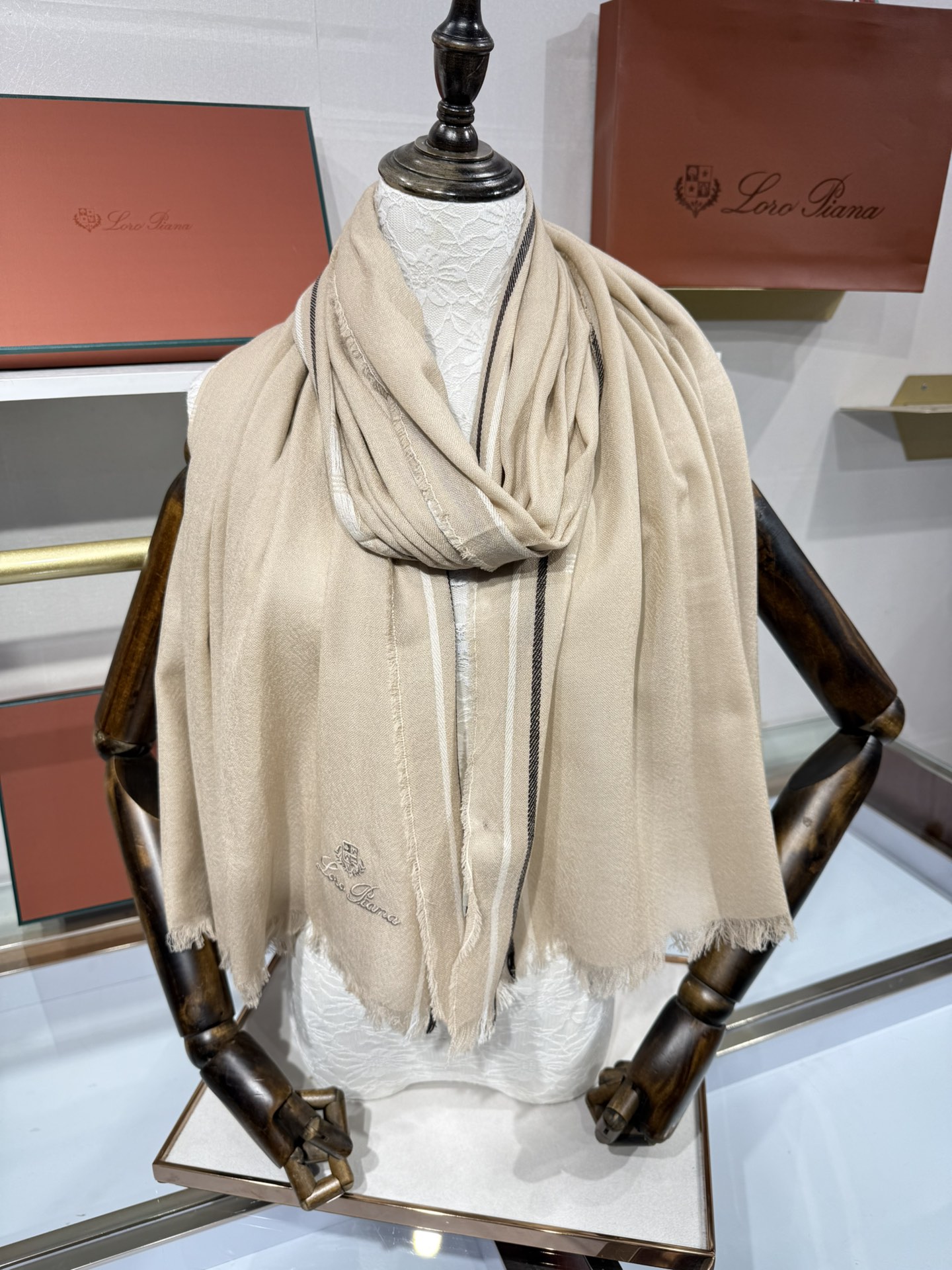 💟🆕LP系列围巾，尽显奢华质感。精选上乘面料，触感细腻柔滑，仿佛轻抚云端。经典设计中融入巧思，或有精致纹