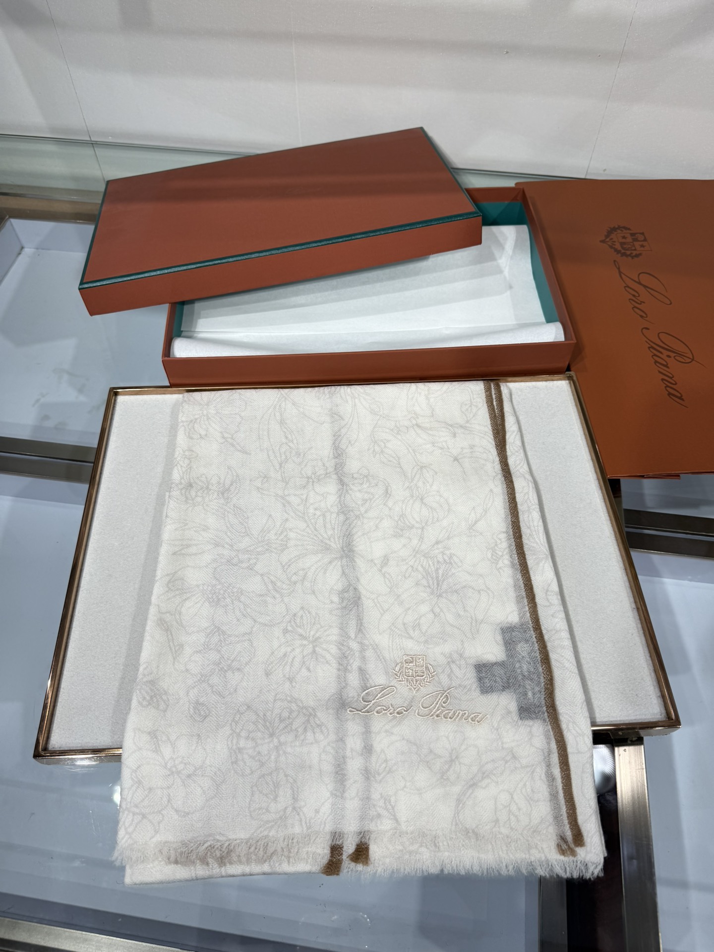 💟🆕LP系列围巾，尽显奢华质感。精选上乘面料，触感细腻柔滑，仿佛轻抚云端。经典设计中融入巧思，或有精致纹