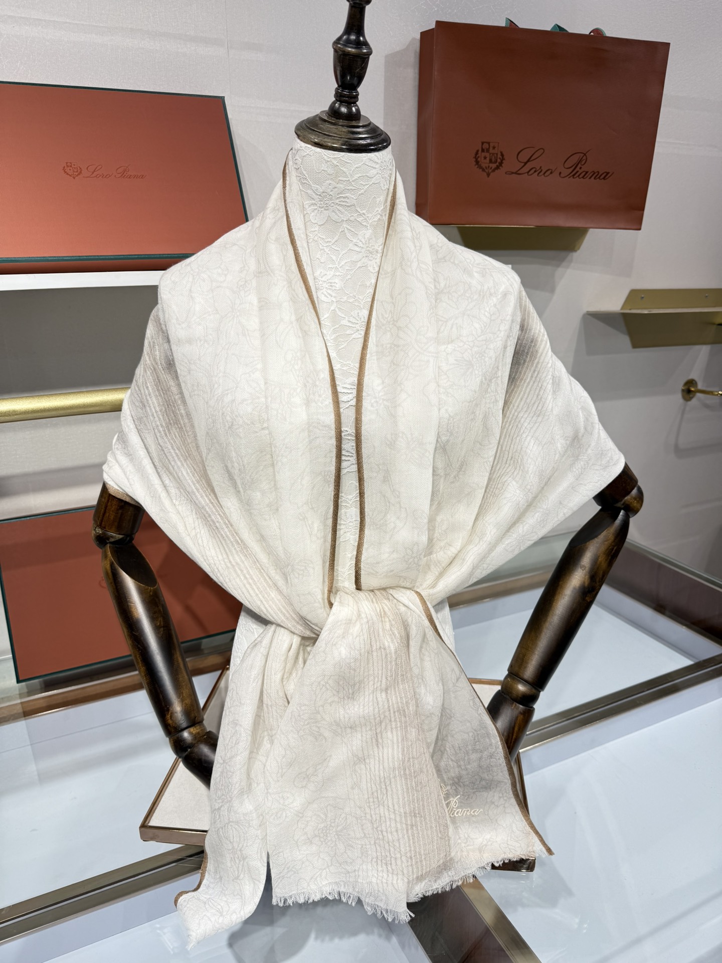 💟🆕LP系列围巾，尽显奢华质感。精选上乘面料，触感细腻柔滑，仿佛轻抚云端。经典设计中融入巧思，或有精致纹