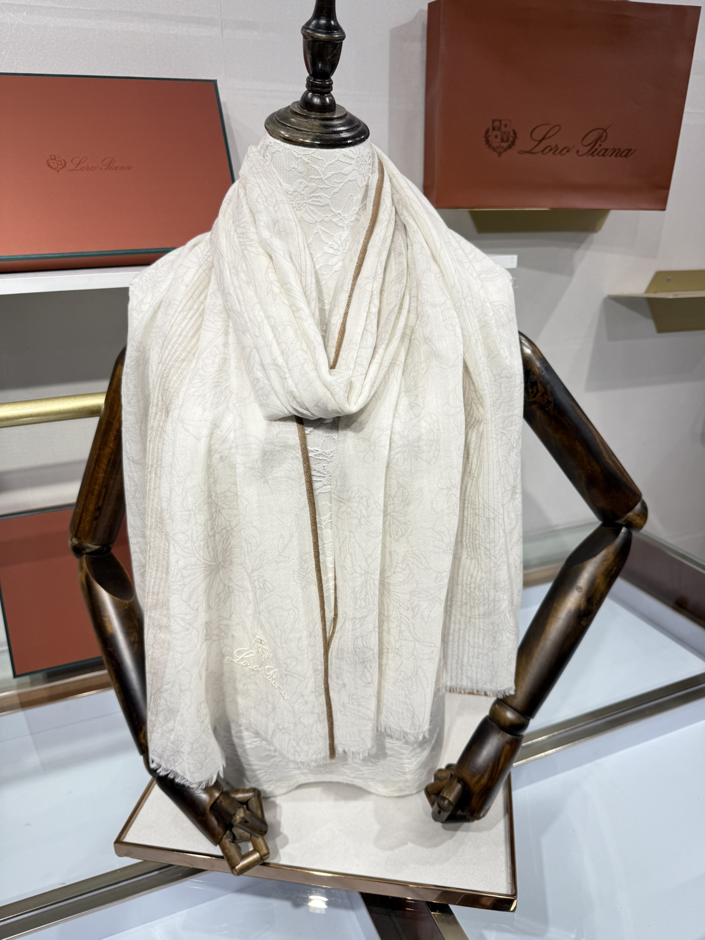 💟🆕LP系列围巾，尽显奢华质感。精选上乘面料，触感细腻柔滑，仿佛轻抚云端。经典设计中融入巧思，或有精致纹