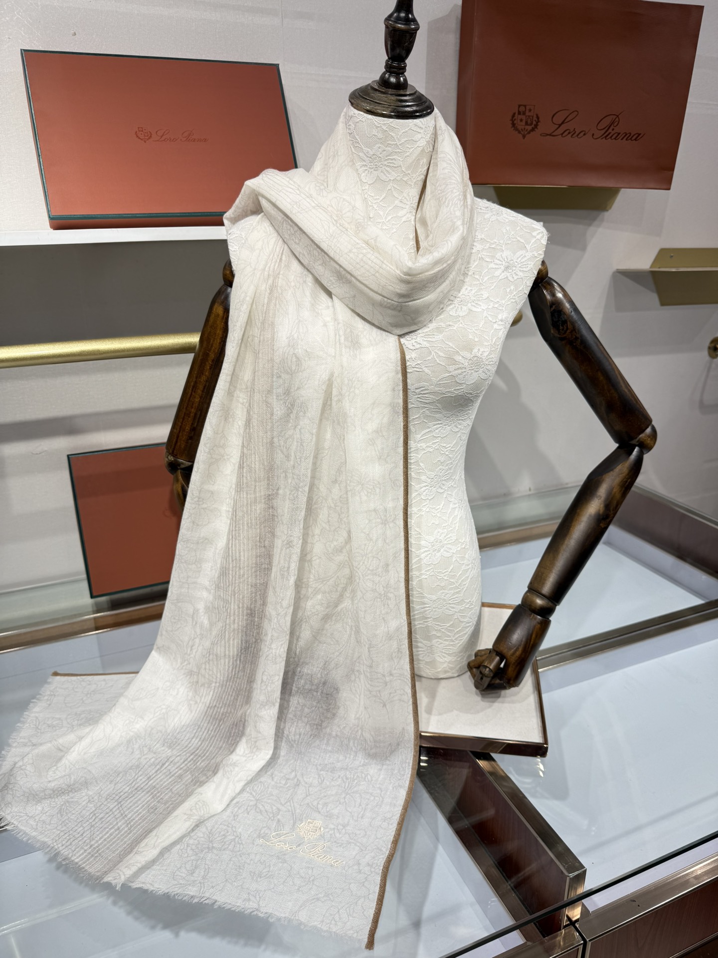 💟🆕LP系列围巾，尽显奢华质感。精选上乘面料，触感细腻柔滑，仿佛轻抚云端。经典设计中融入巧思，或有精致纹