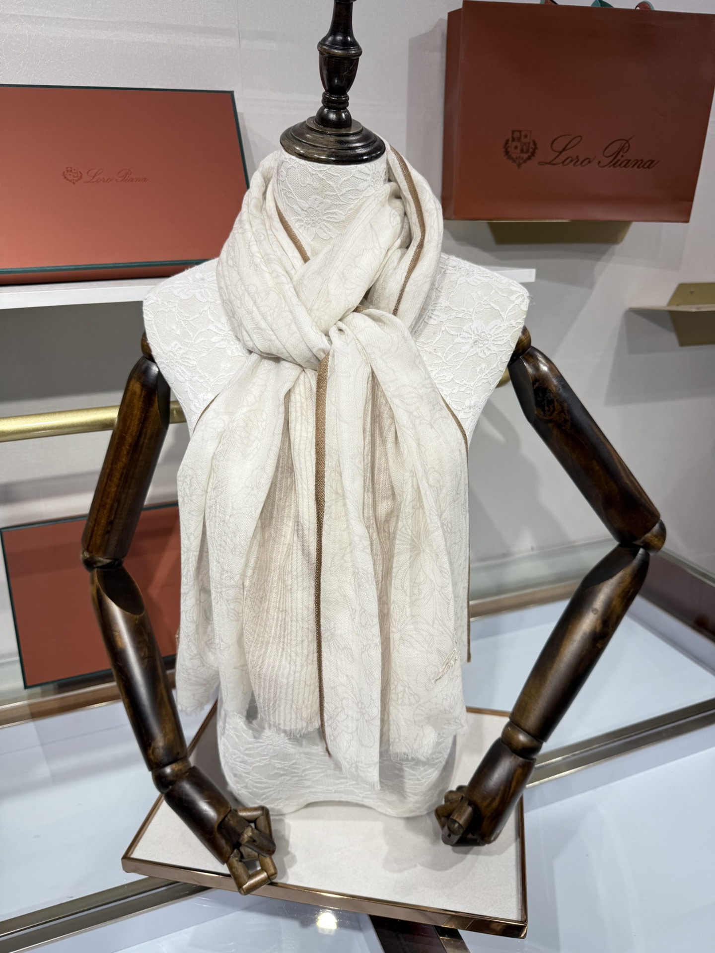 💟🆕LP系列围巾，尽显奢华质感。精选上乘面料，触感细腻柔滑，仿佛轻抚云端。经典设计中融入巧思，或有精致纹