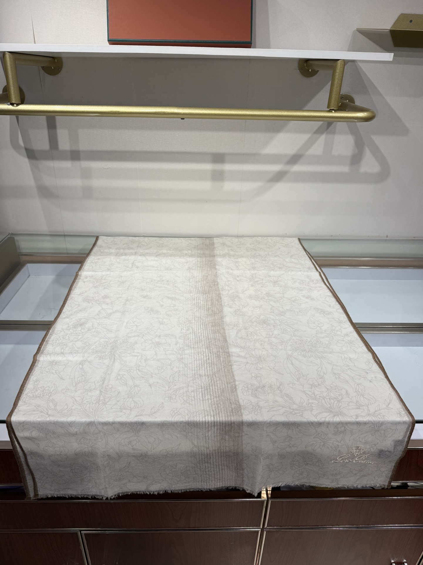 💟🆕LP系列围巾，尽显奢华质感。精选上乘面料，触感细腻柔滑，仿佛轻抚云端。经典设计中融入巧思，或有精致纹