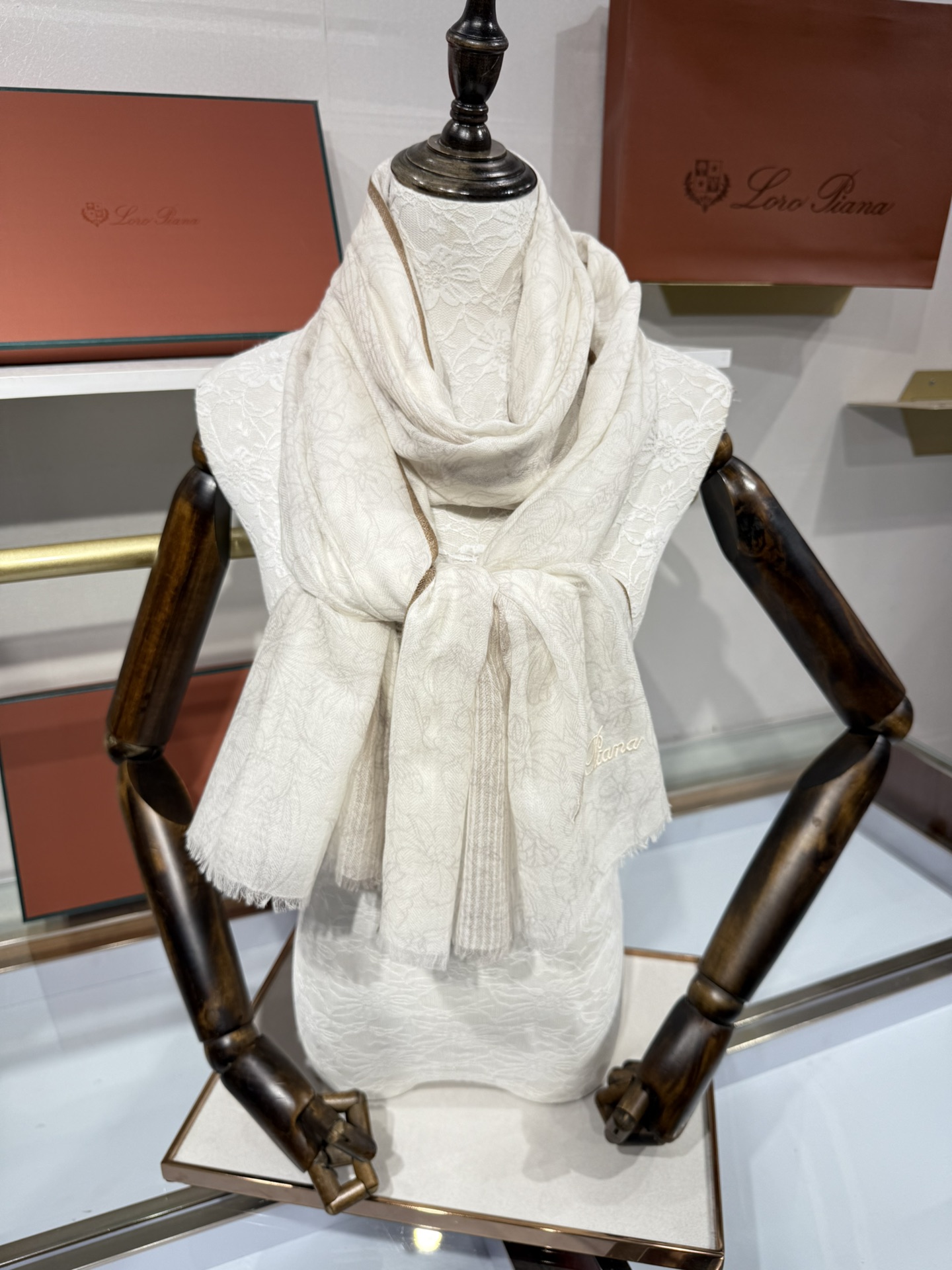 💟🆕LP系列围巾，尽显奢华质感。精选上乘面料，触感细腻柔滑，仿佛轻抚云端。经典设计中融入巧思，或有精致纹