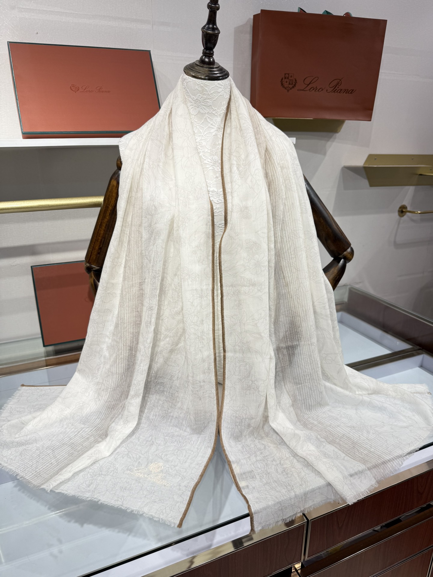 💟🆕LP系列围巾，尽显奢华质感。精选上乘面料，触感细腻柔滑，仿佛轻抚云端。经典设计中融入巧思，或有精致纹